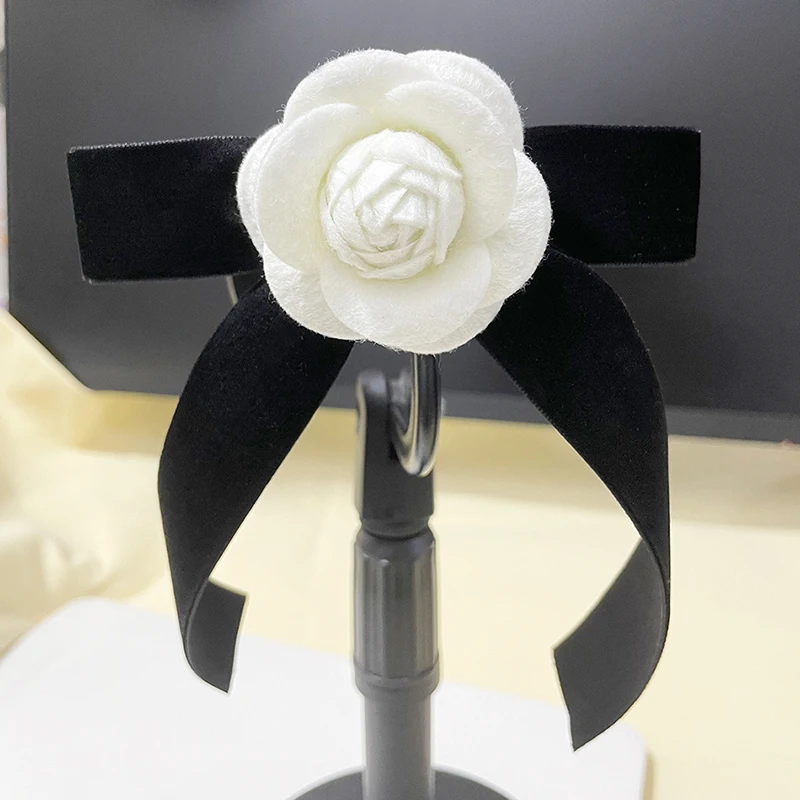 High quality Woolen fabric camellia flower brooch versatile velvet bow tie brooches niche retro flower brooch clothing accessory