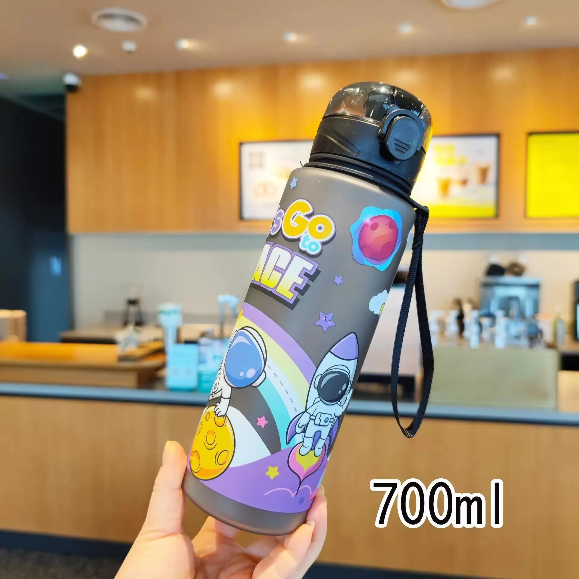 700ml Cute Kids Cartoon Spaceman Plastic Water Bottle Portable Rope Holding Drinking Outdoor Sports Plastic Water Tumbler Cup