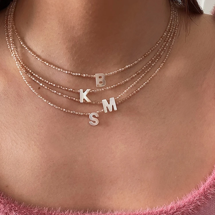 Женское колье с бусинами