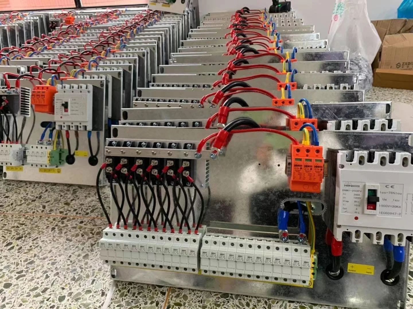 OEM IP66 waterproof dc electric solar related products isolator switch pv combiner box  6 input 1 output for solar system