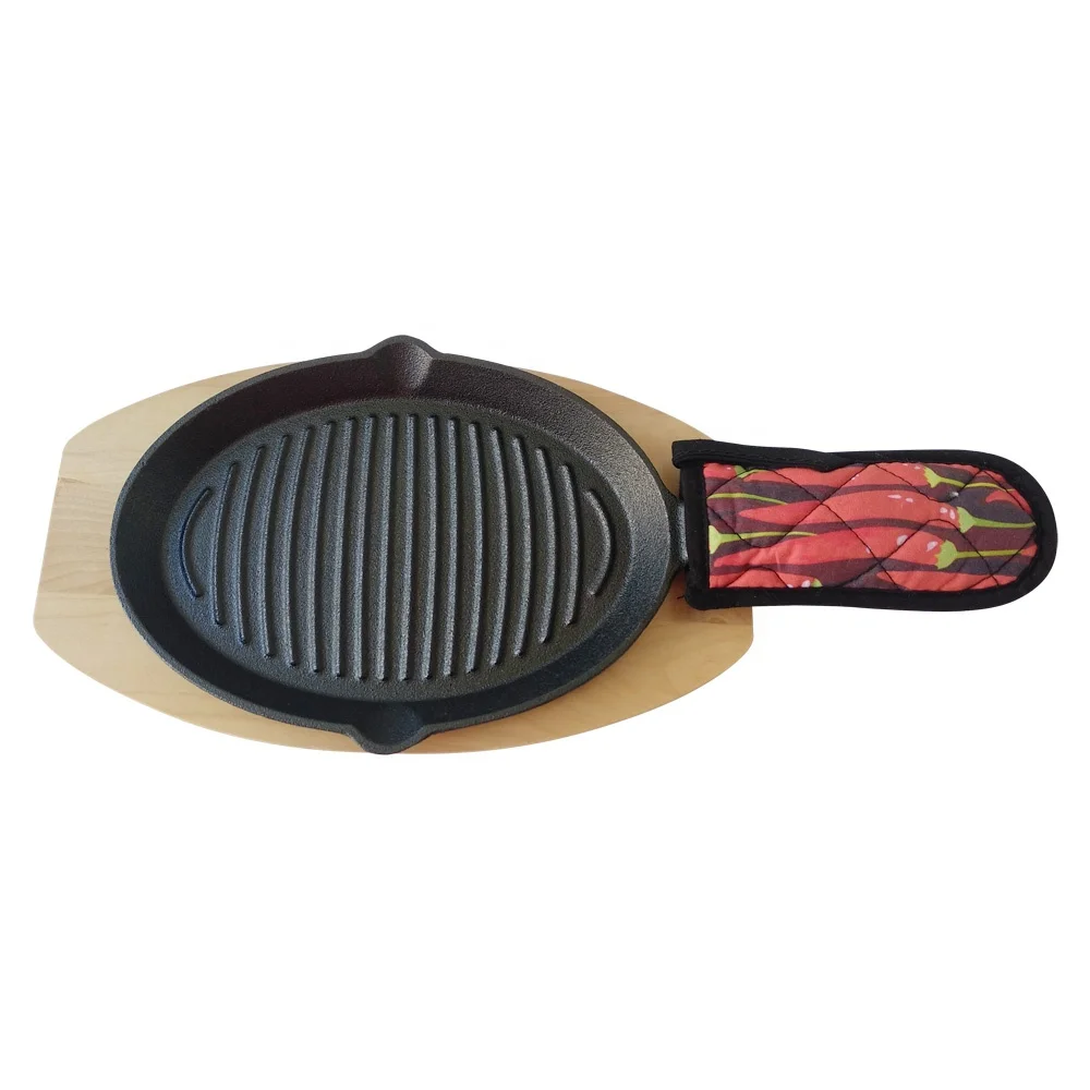 Round pre-seasoned cast iron sizzler plate with wooden base