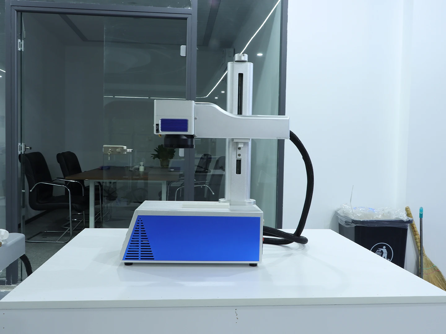 2024 Hot Sale Portable 20W 30W 50W Fiber Laser Marking Machine Logo For Metal Batch Cooling Fiber Laser Marking Machine