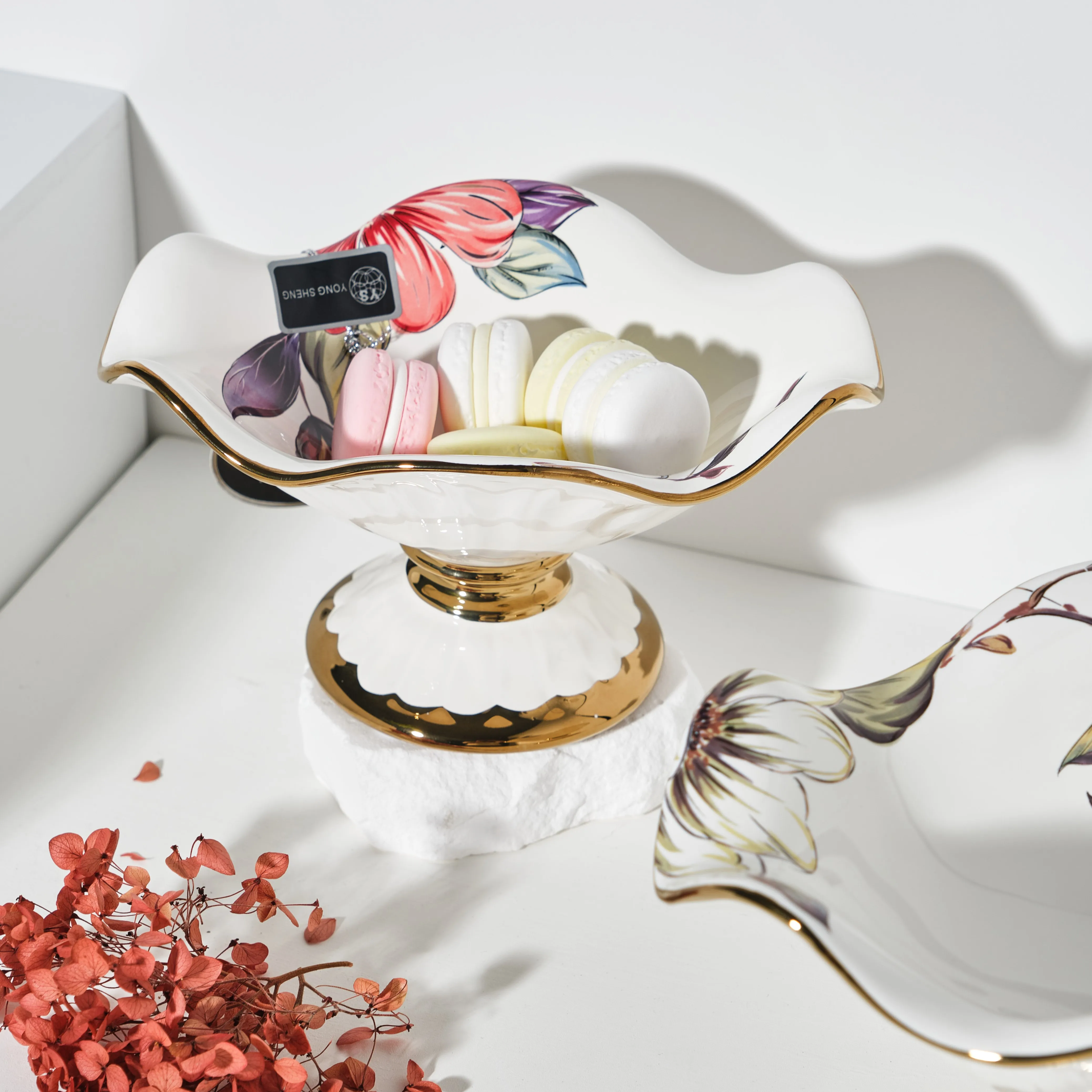 2023 New Design Wholesale Luxury Gold Rim Flower Shape Ceramic Stand Cake Fruit Plate Plate With Stand