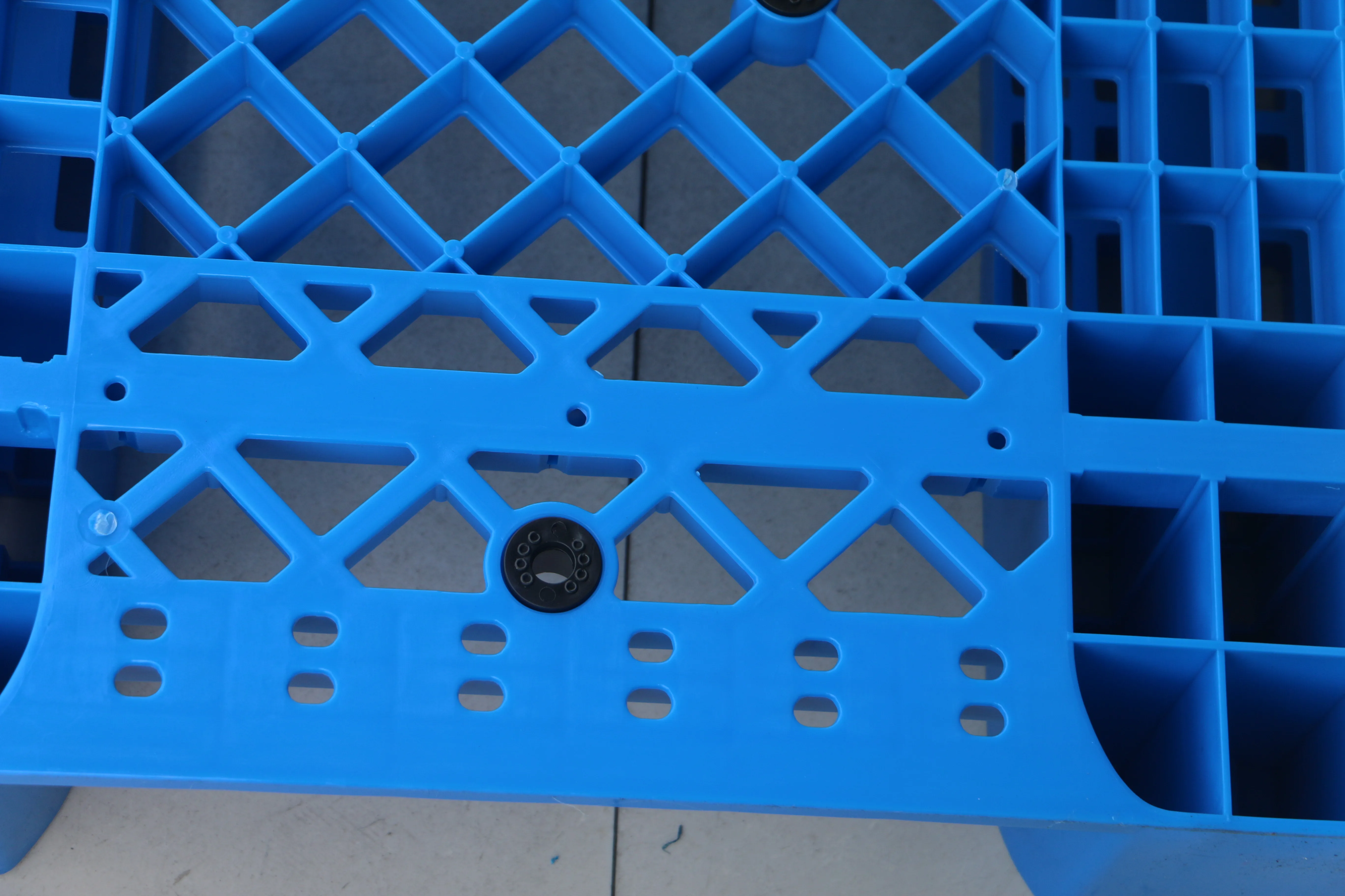 NEXARA Customize Logo printing 1010 1000*1000*150mm Grid Surface Three Runner Plastic Pallet for Logistic Turnover