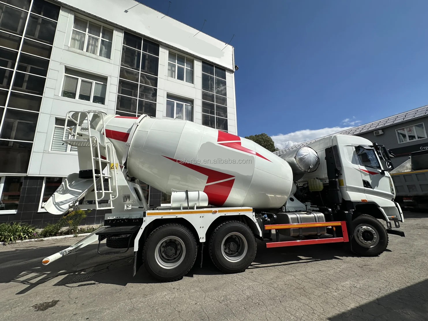 New Product China Left-Hand Heavy-Duty Mixer 12cbm Capacity China-5 Emission Standard Concrete Truck Mixer