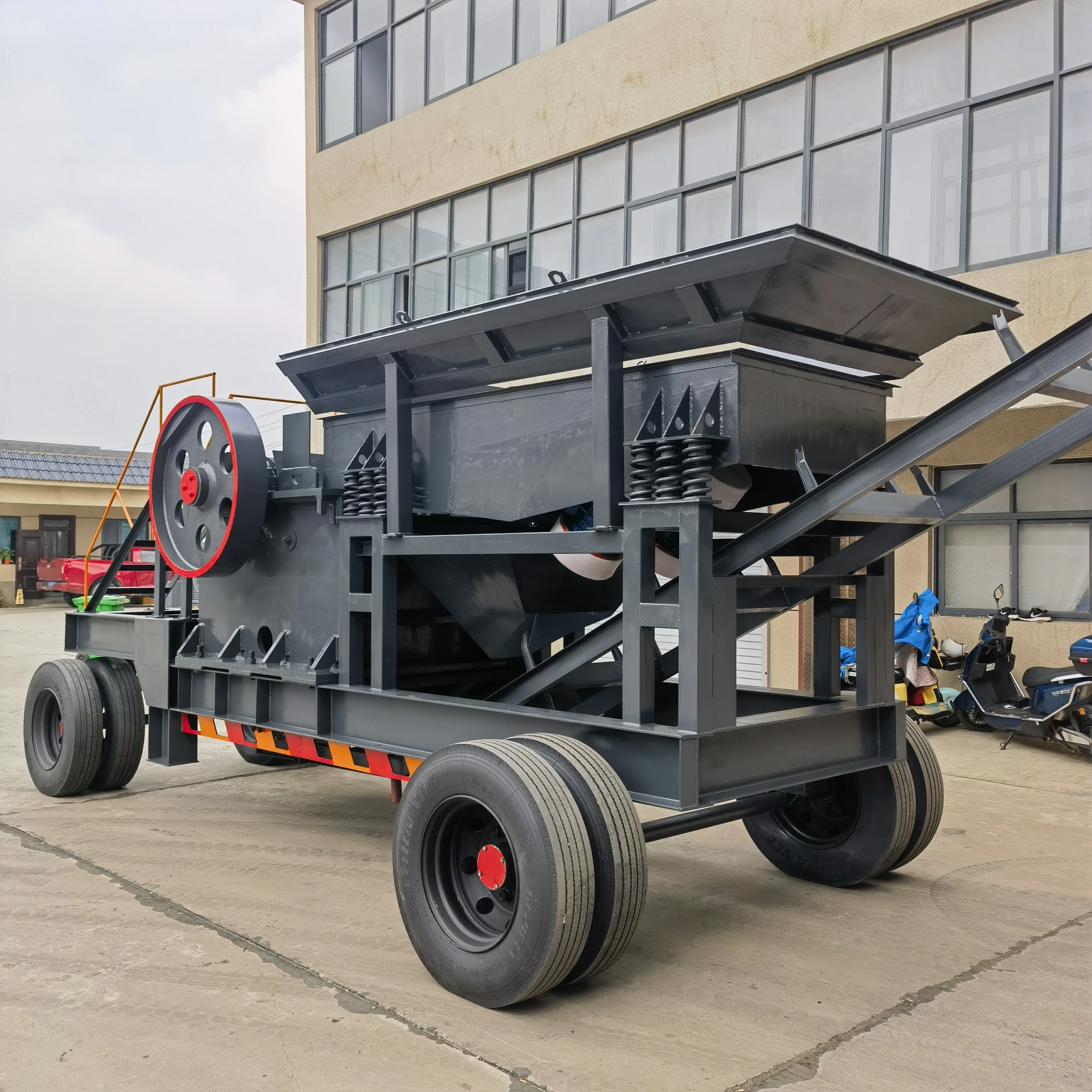 Bluestone Concrete Crushing Station Stone Jaw Crusher Construction Waste Crusher Large Mobile Mine Stone High Grade Rock Ore