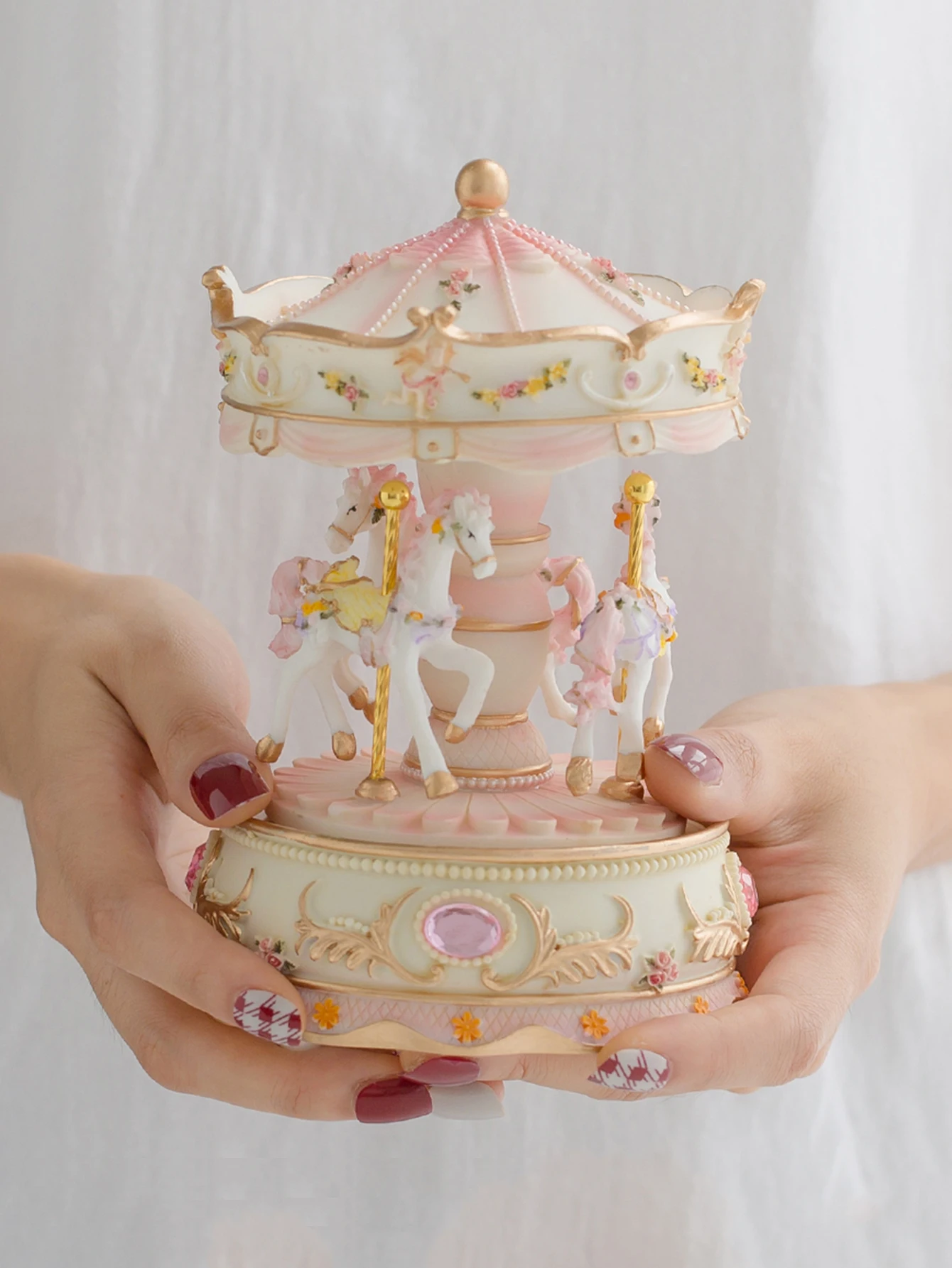 Popular Polyresin Decoration Merry-go-round Pink Birthday Christmas Gift Music Box