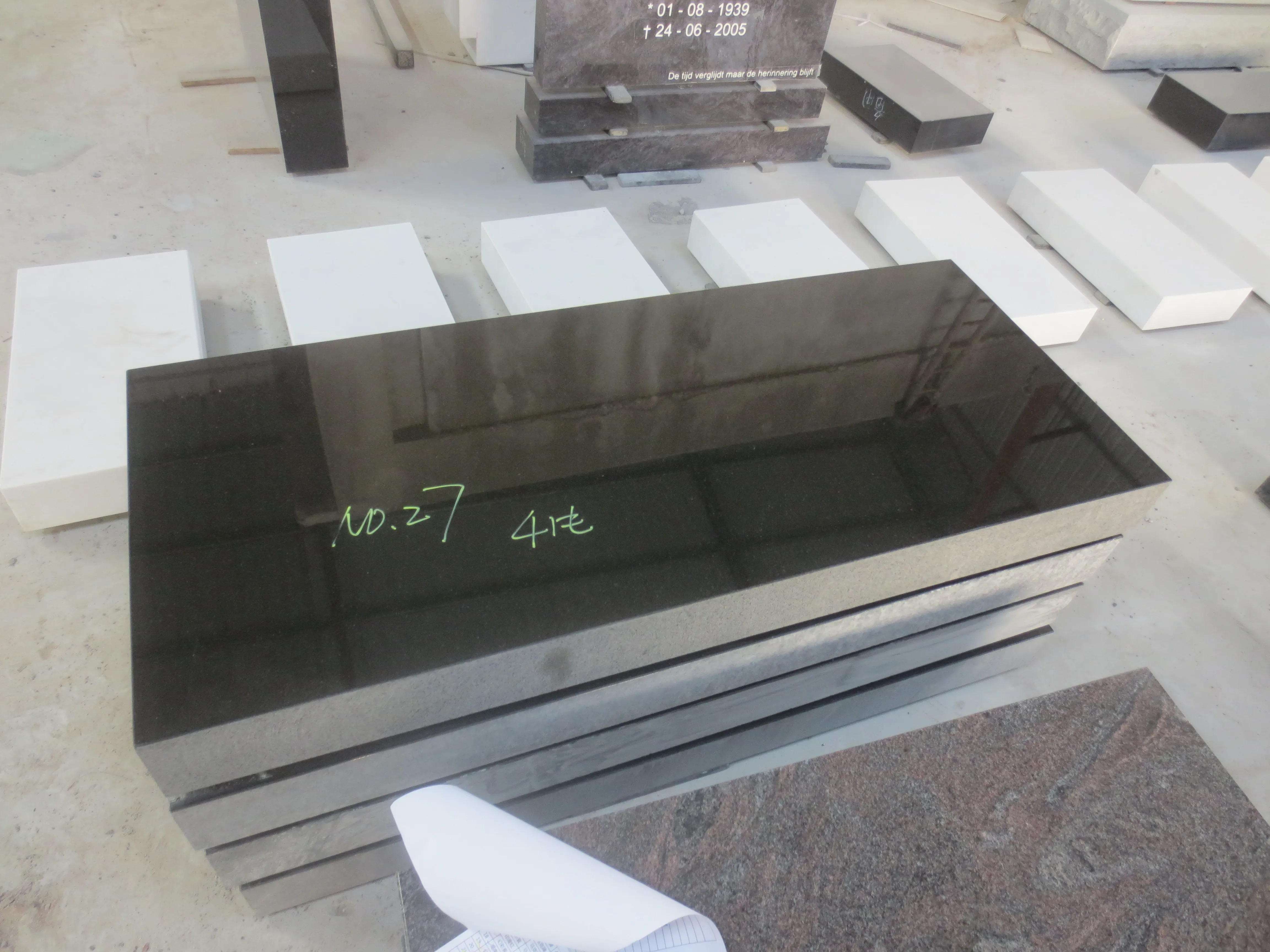 Wholesalers Absolute Black Granite Monumental Tombstone Flats Markers Blank Headstone