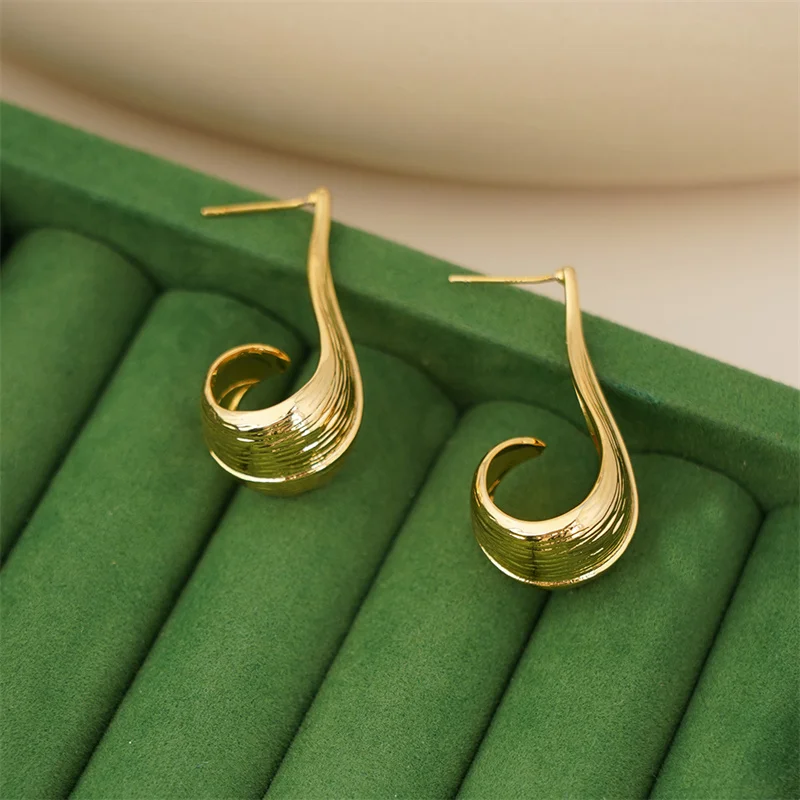 Женские серьги-подвески в форме листа