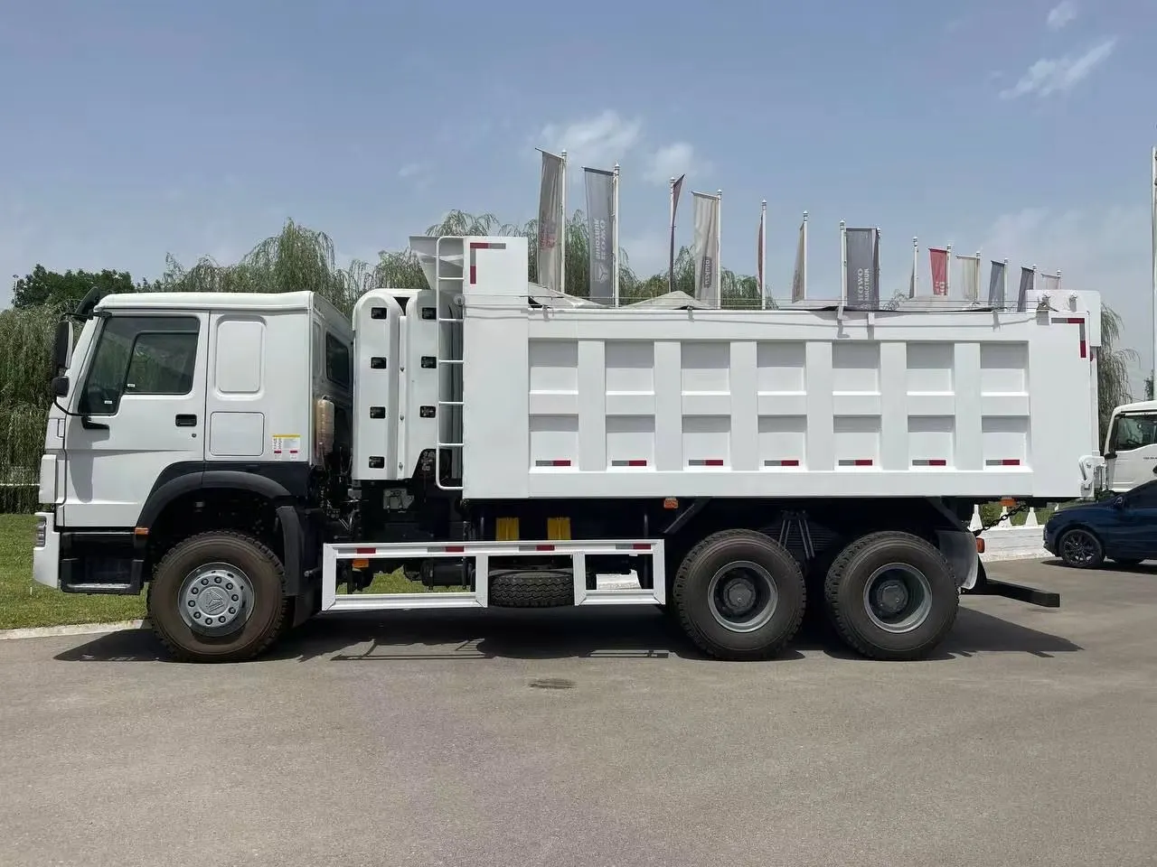 Used Howo 40 Ton 6x4 Manual Transmission Dump Truck 10 Wheels Weichai Engine Euro 2 Standard Diesel Fuel Steel Material 371 HP