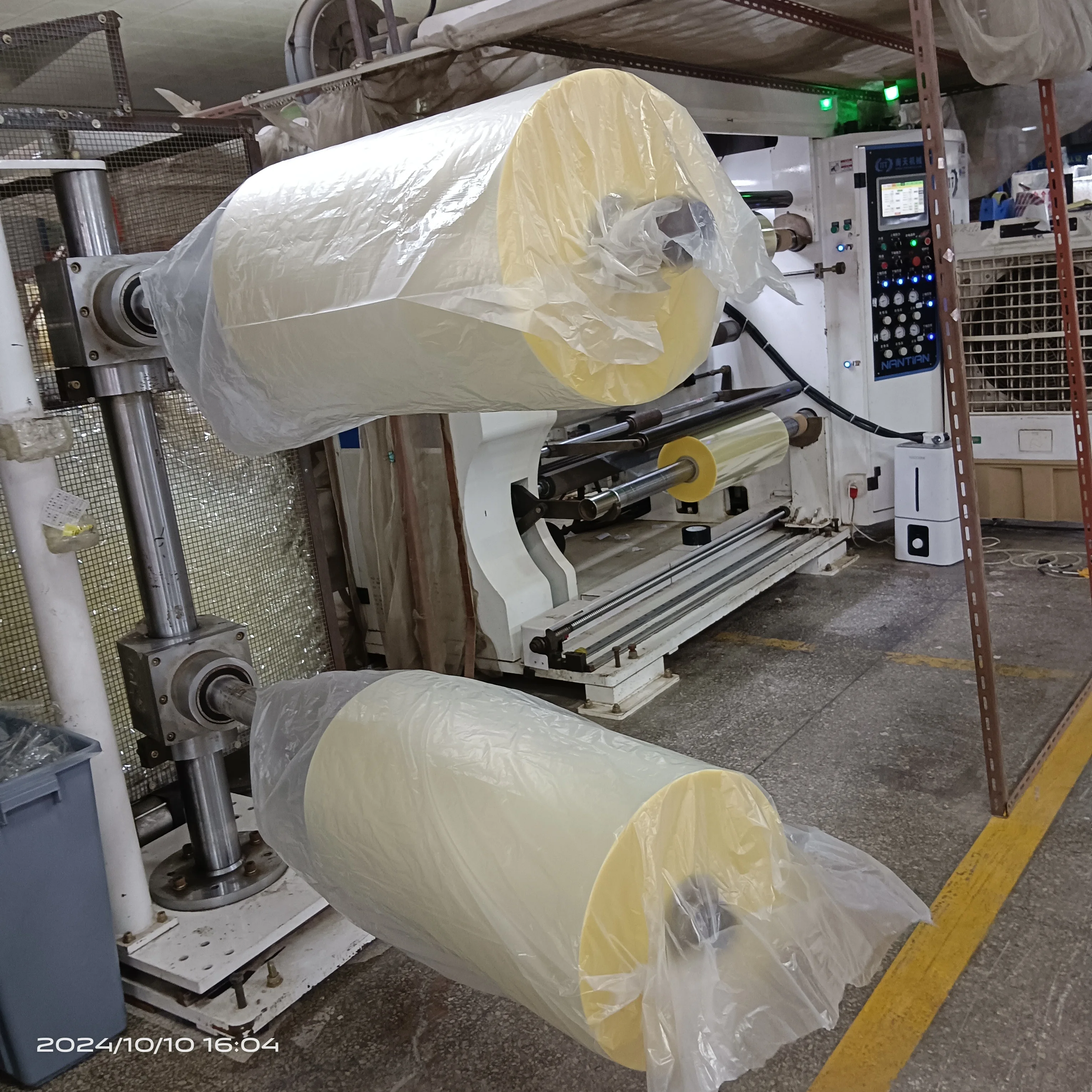 China Factory High Shrink Blow Molding and Cast White Width 1200mm 35 Mic Shrink PVC Film for Sleeve Label