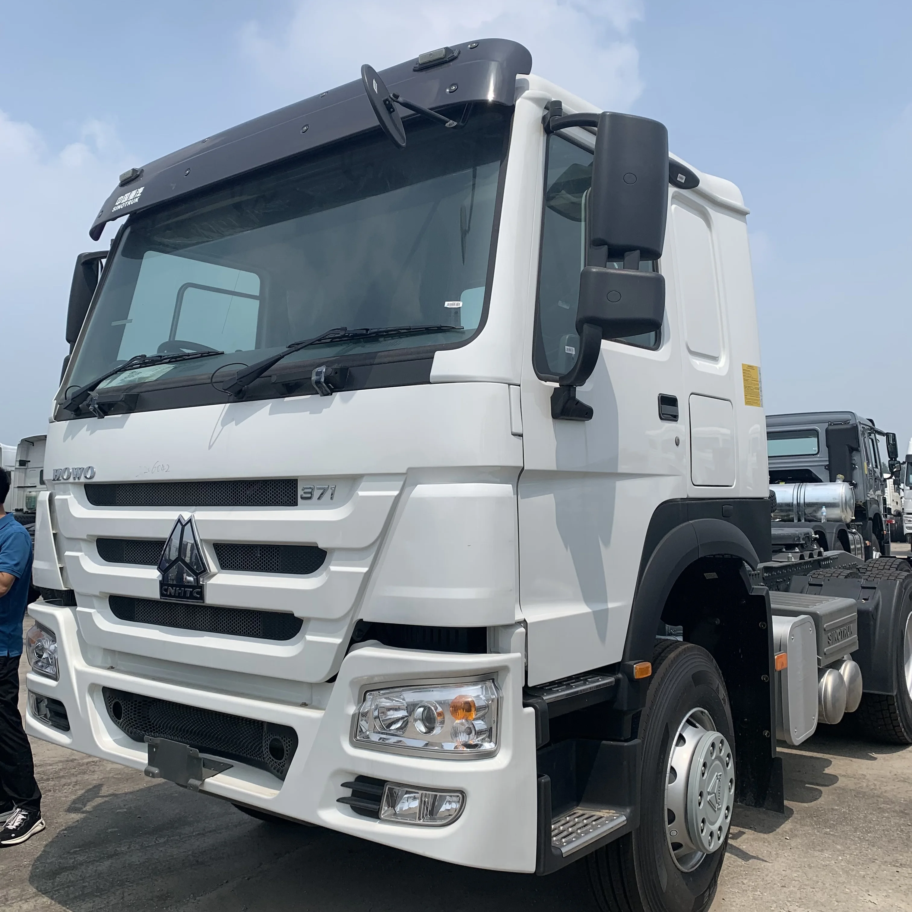 Cheap Price Sinotruck Shacman 6x6 6x4 8x4 Truck Tractor Trailer Head