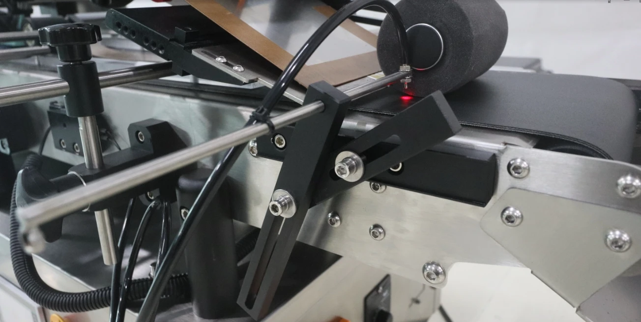 Automatic pouch labelling machine flat bag labeler Mylar Poly Bag Labeller