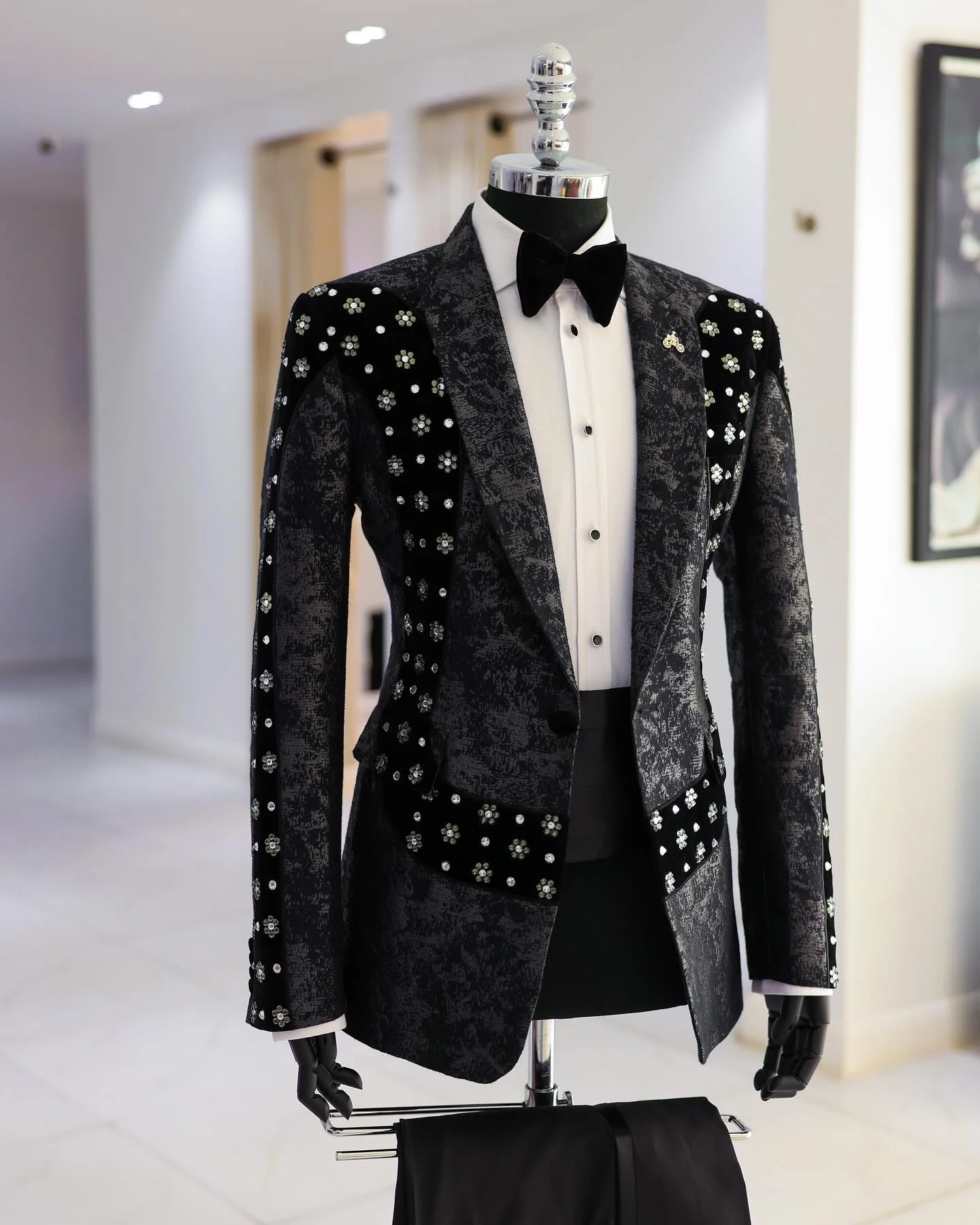 Custom  Men Suit Black Tuxedo Appliques Peaked Lapel Beads Formal Diamonds Luxury Work Wear Wedding suit