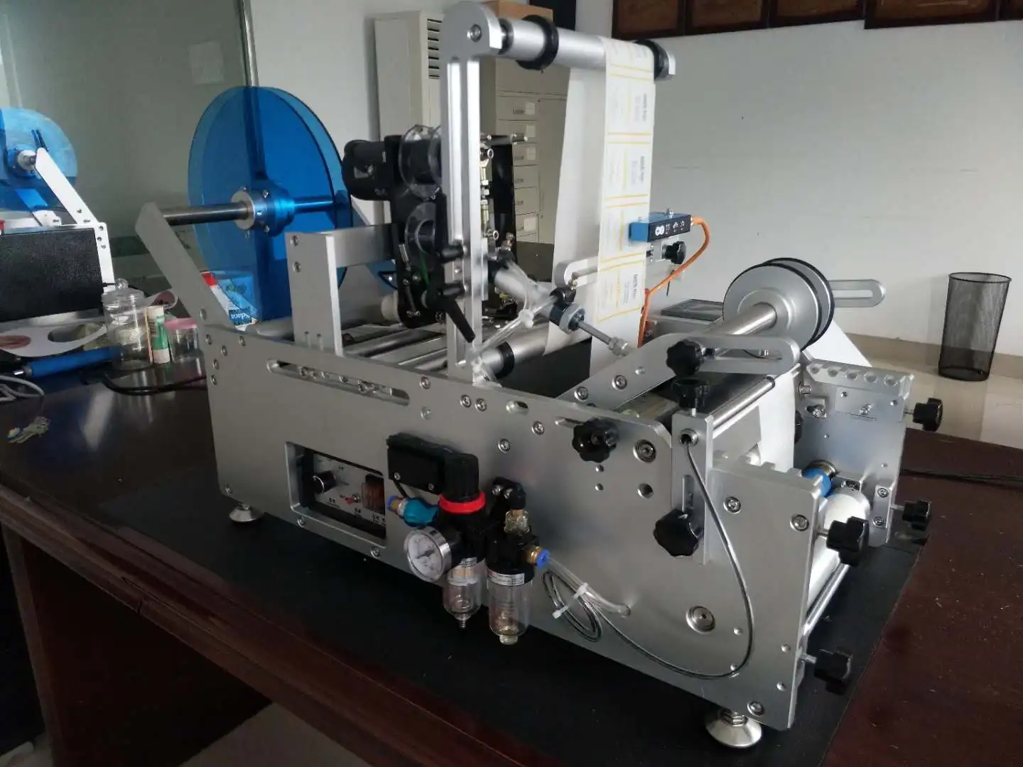 semiautomatic bottle marking machine self adhesive label machine tabletop labeling machine Aluminum alloy Transparent label