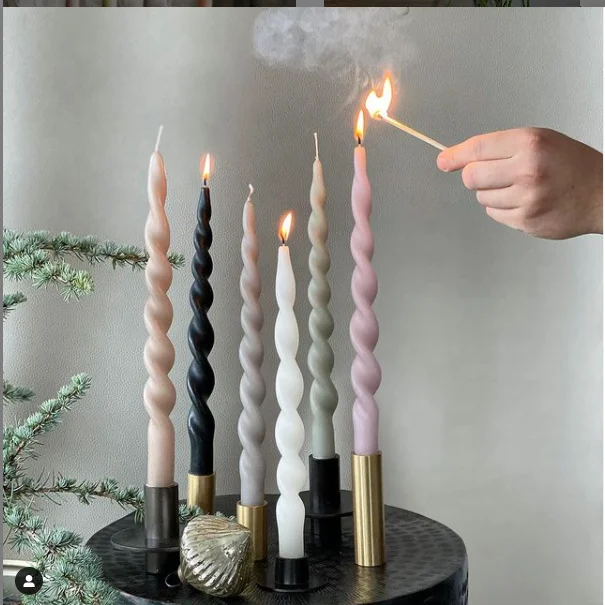 Yun Qu 2.2 x 29 cm soy wax & bee wax hand-made Ivory wavy colored twisted spiral candle