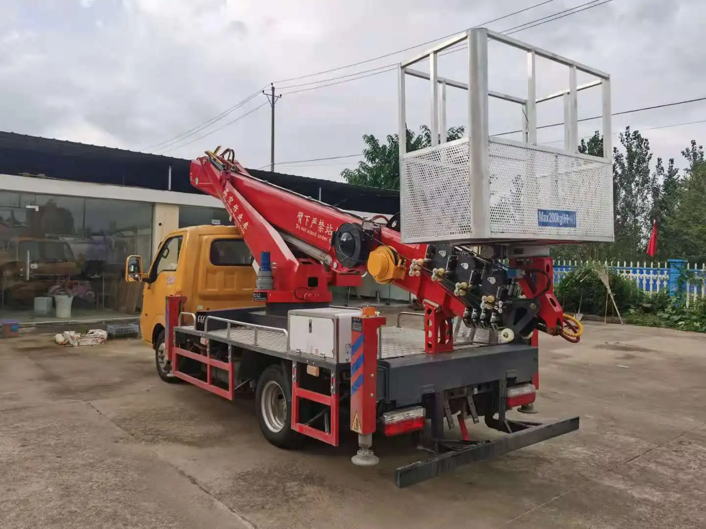 China Famous Brand Aerial Work Vehicle Device Over-head Working Truck for Sale Folding boom aerial operating vehicle