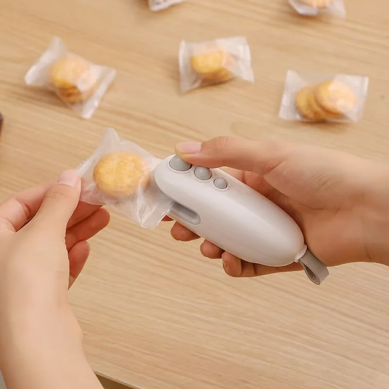 2 in 1 mini bag sealer cutter handheld USB charging heat vacuum sealer  for Plastic Bags Food Storage Snacks Freshness