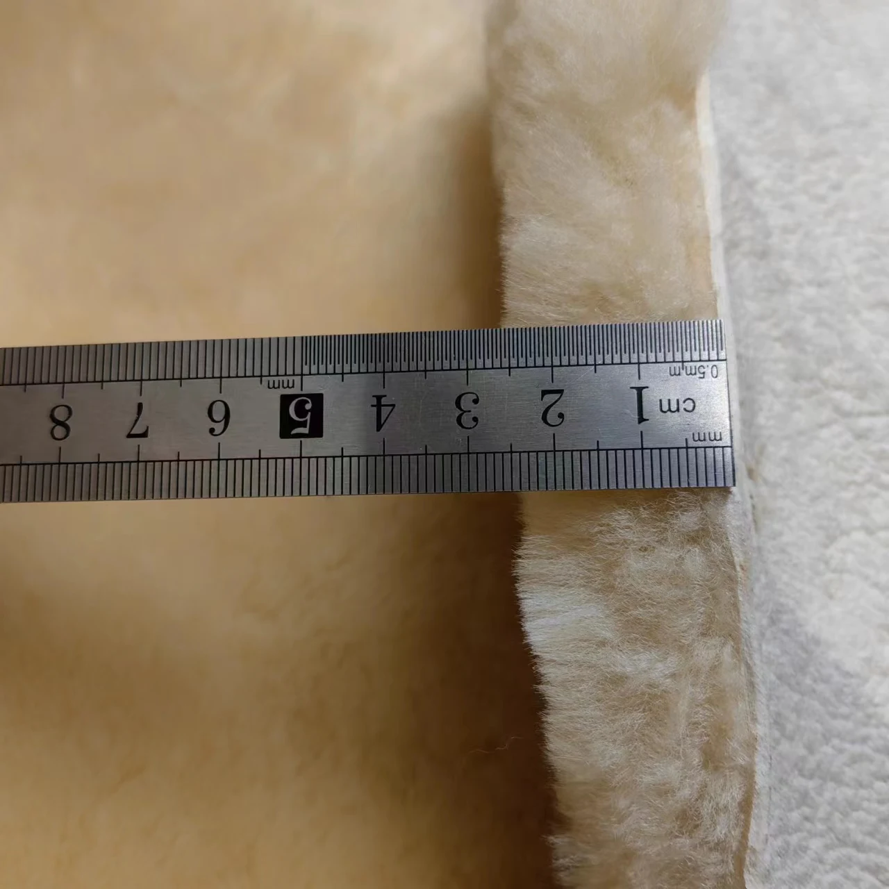 Высококачественная натуральная овчина из натуральной шерсти с высокой плотностью для изготовления седла мягких шкуры