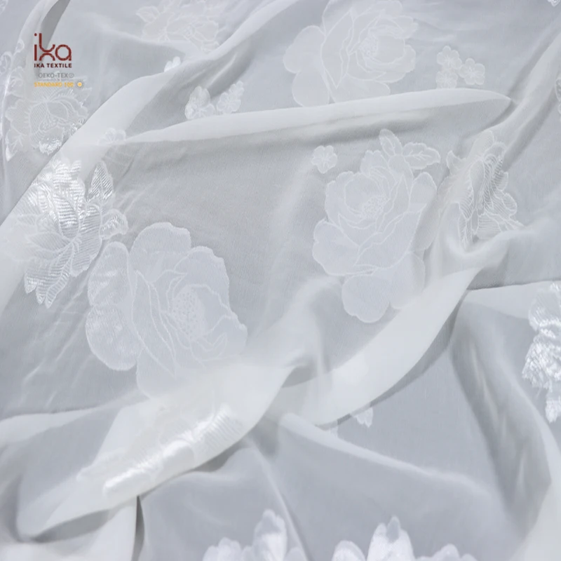 2024 Chinese Luxury White Floral Stock Custom Cotton Silk Cut Flower Jacquard Fabric for Dresses