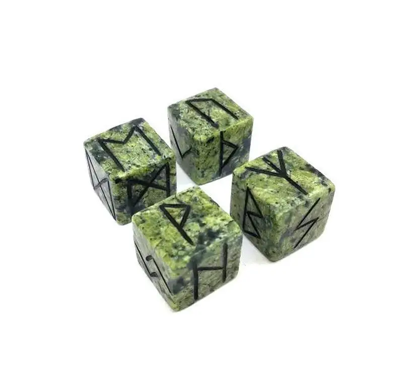 Зеленые серпентинитовые каменные кубики Рунический набор скандинавские руны для гадания. Старый Futhark Runic