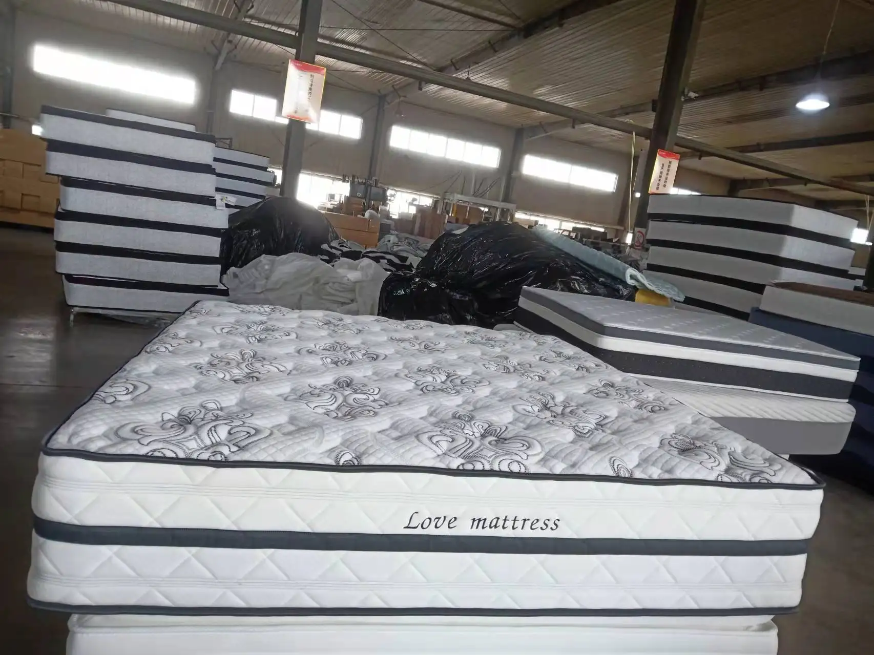 Super luxury and high end latex and gel memory foam mattress Vacuum Packed in a box orthopedic Pocket Spring Bed Mattress