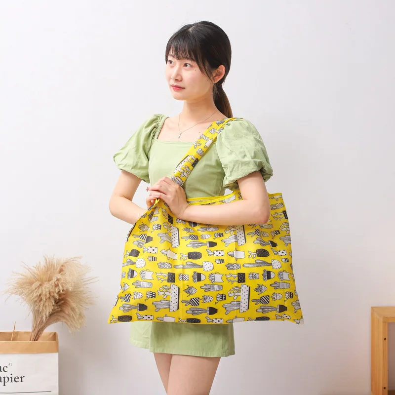 Low MOQ 210D Polyester Large Size 56x41cm Reusable Foldable Grocery Bag For Supermarket Shopping With Banana Leaf Print