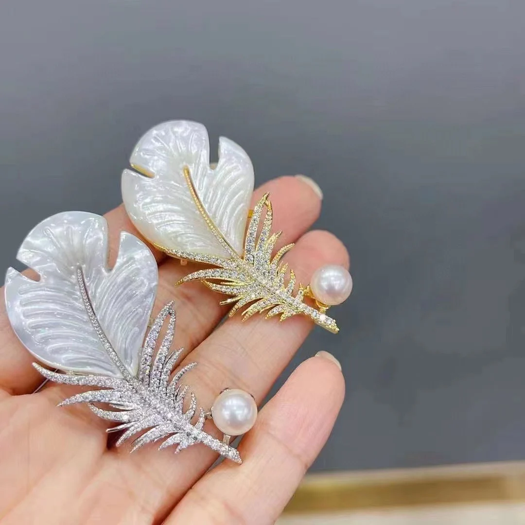 New Natural White Mothershell Set With Large Feather Brooch Is Round Half Hole High Quality Freshwater Pearl