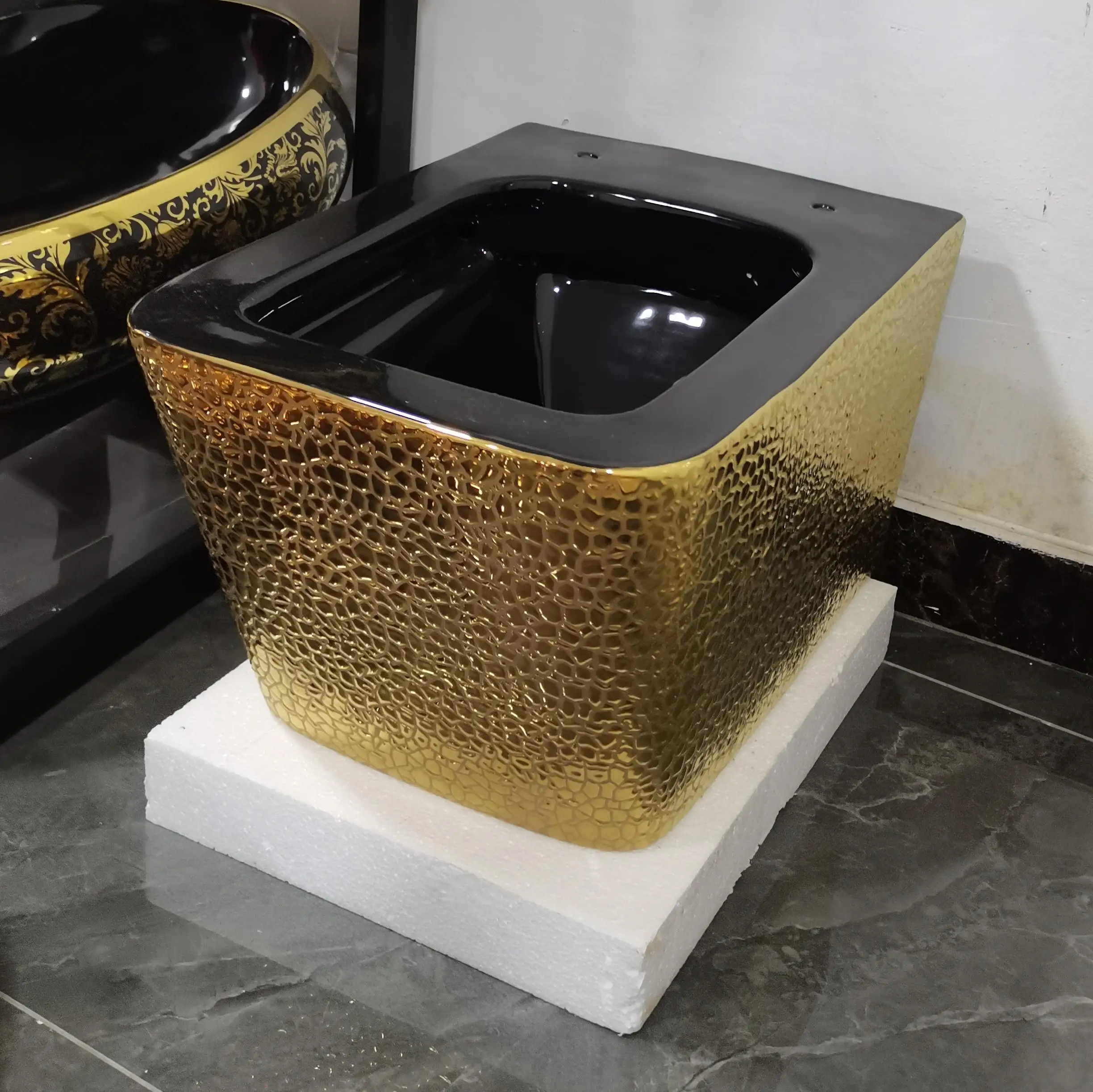 Sanitary Ware Wall Hung Closet Bathroom Toilet Bowl Wall Ceramic China Popular White Style Pattern Color Hotel WC P-trap