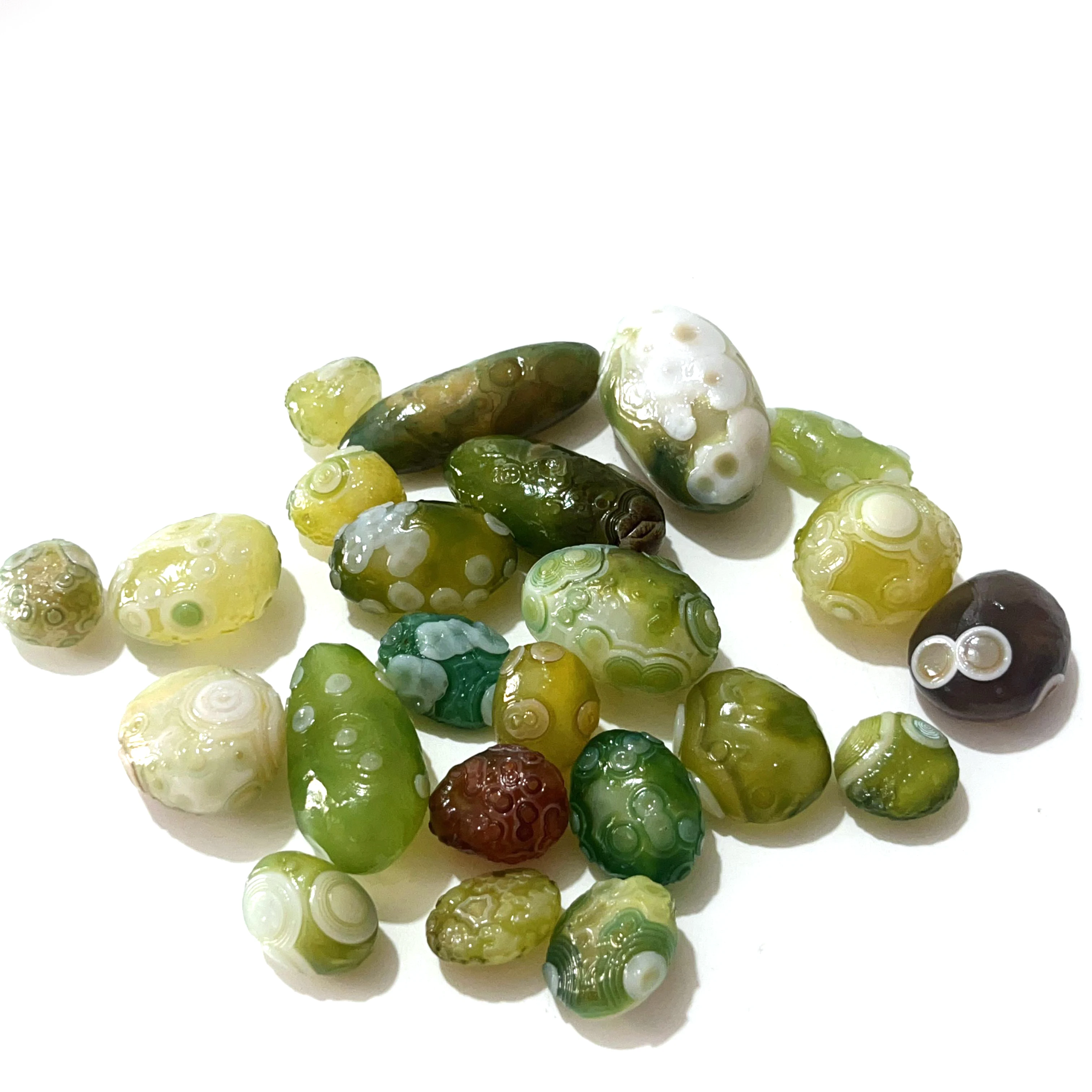 Wholesale Bulk Crystal Stone Agate Alashan Jade With Eyes For Gift Fengshui
