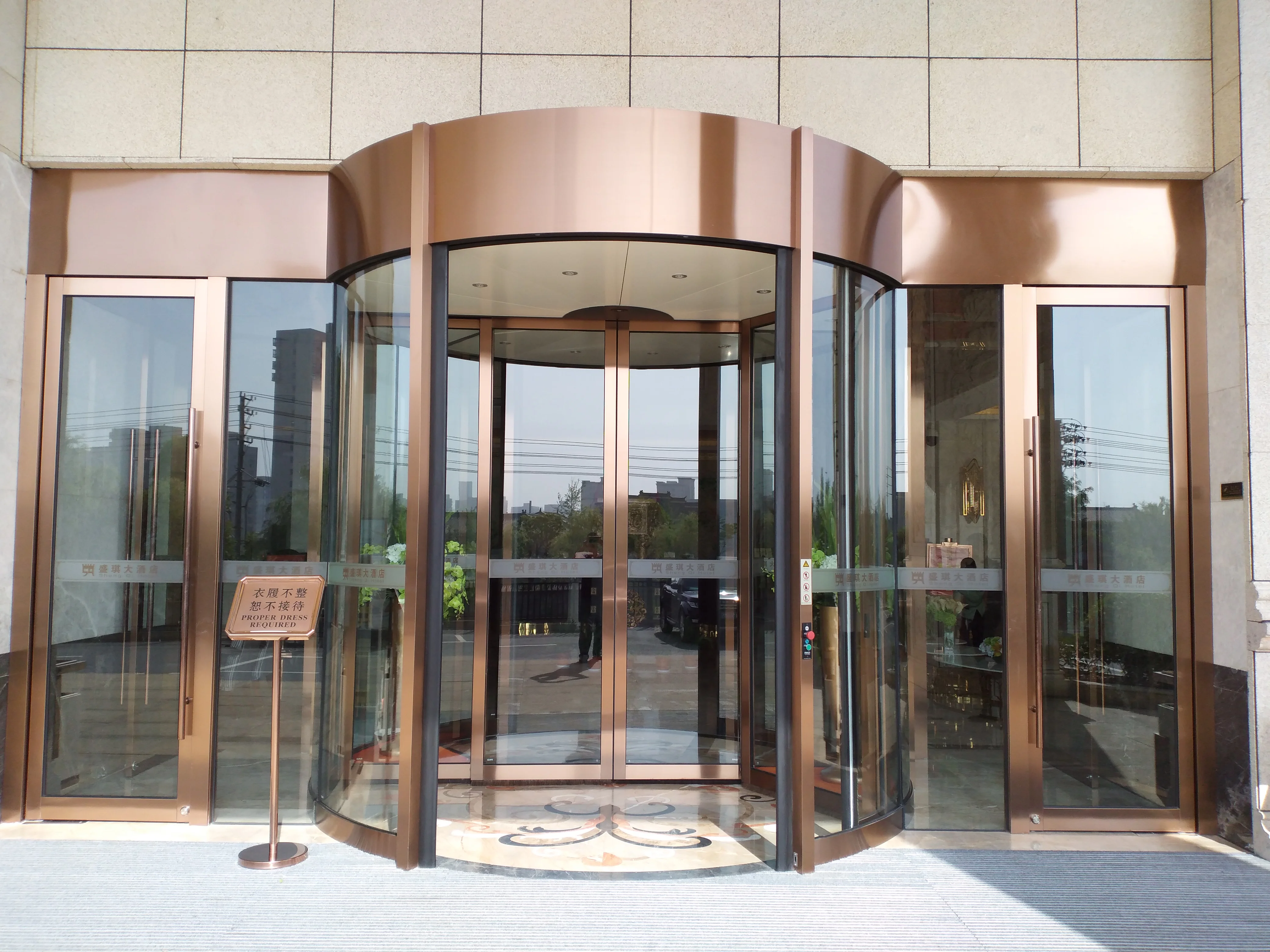Automatic 4-wing revolving door glass door