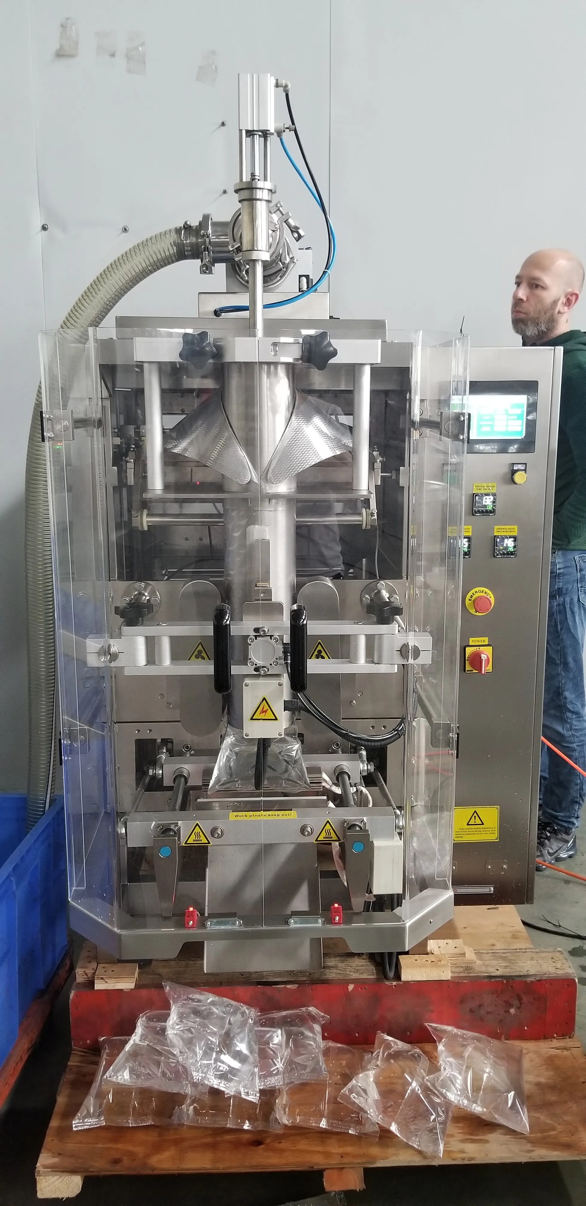 Automatic Liquid Tomato Paste Sauce Packaging Bag Packing Machine Plastic Packaging 50kg 500-2000ml 1-20pcs/min 1200*400*500