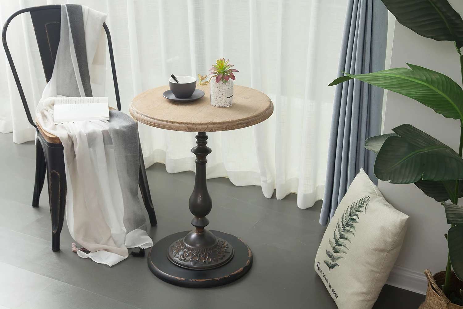 Trending Products 2023 New Arrivals European Country Antique Style Round Coffee Table Wood Vintage Side Coffee Table