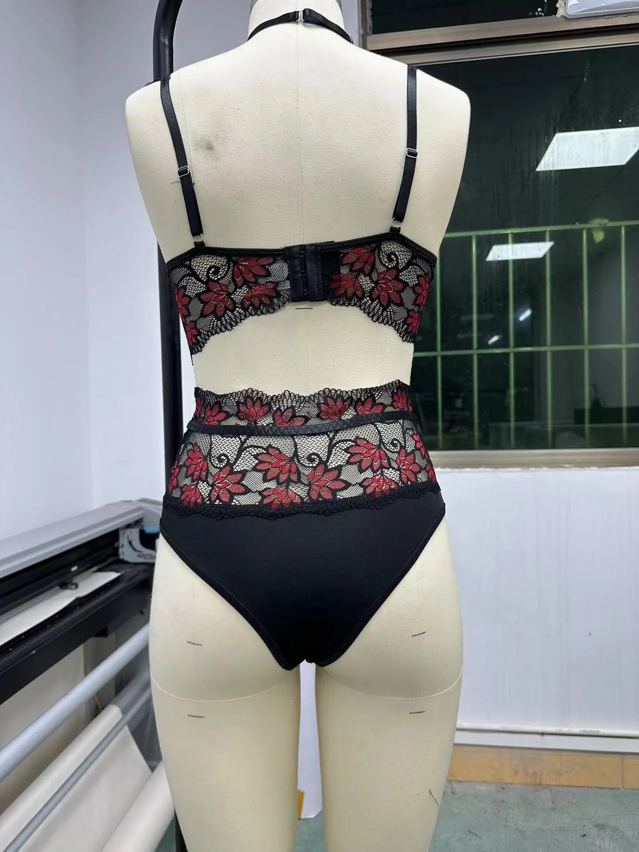 2024 New Design Underwear Women Black And Red Hollow Out Sexy Mature Open Hot Sex Girl Bikini Set Lingerie For Women