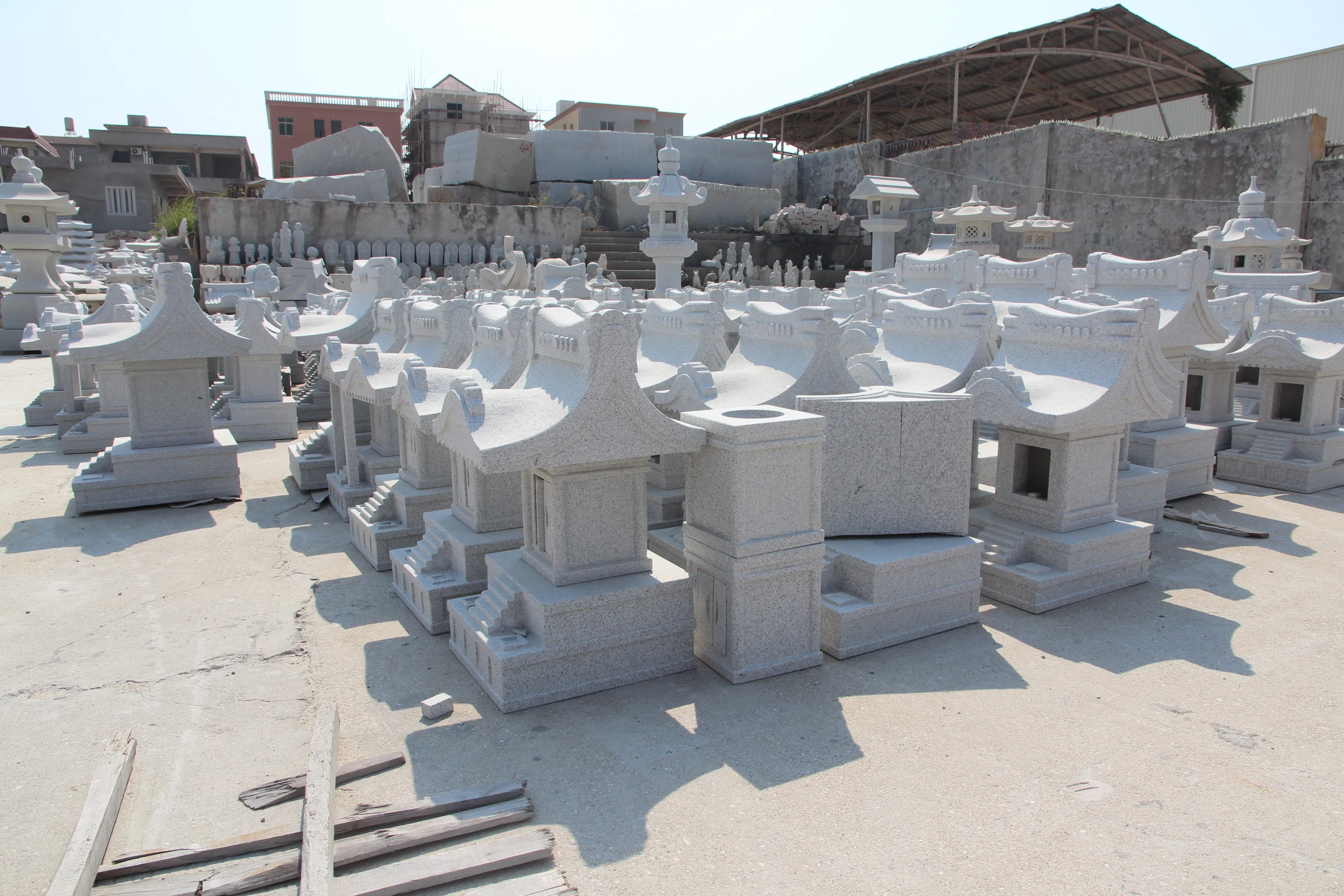 Hand Carved Yukimi White Granite Japanese Lantern for Outdoor Courtyard Garden