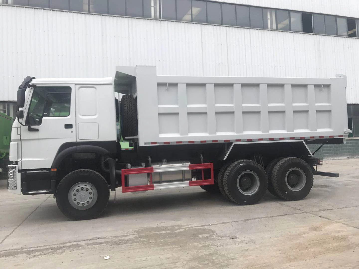 Cheap Price Diesel Engine 371HP Big Axles 6x4  Howoo A7 Dump Truck