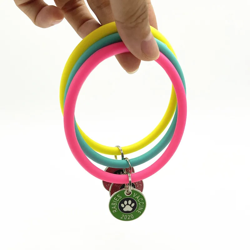New arrival silicone wristbands round baller bracelet keychain key holder with custom logo metal pendant key ring s