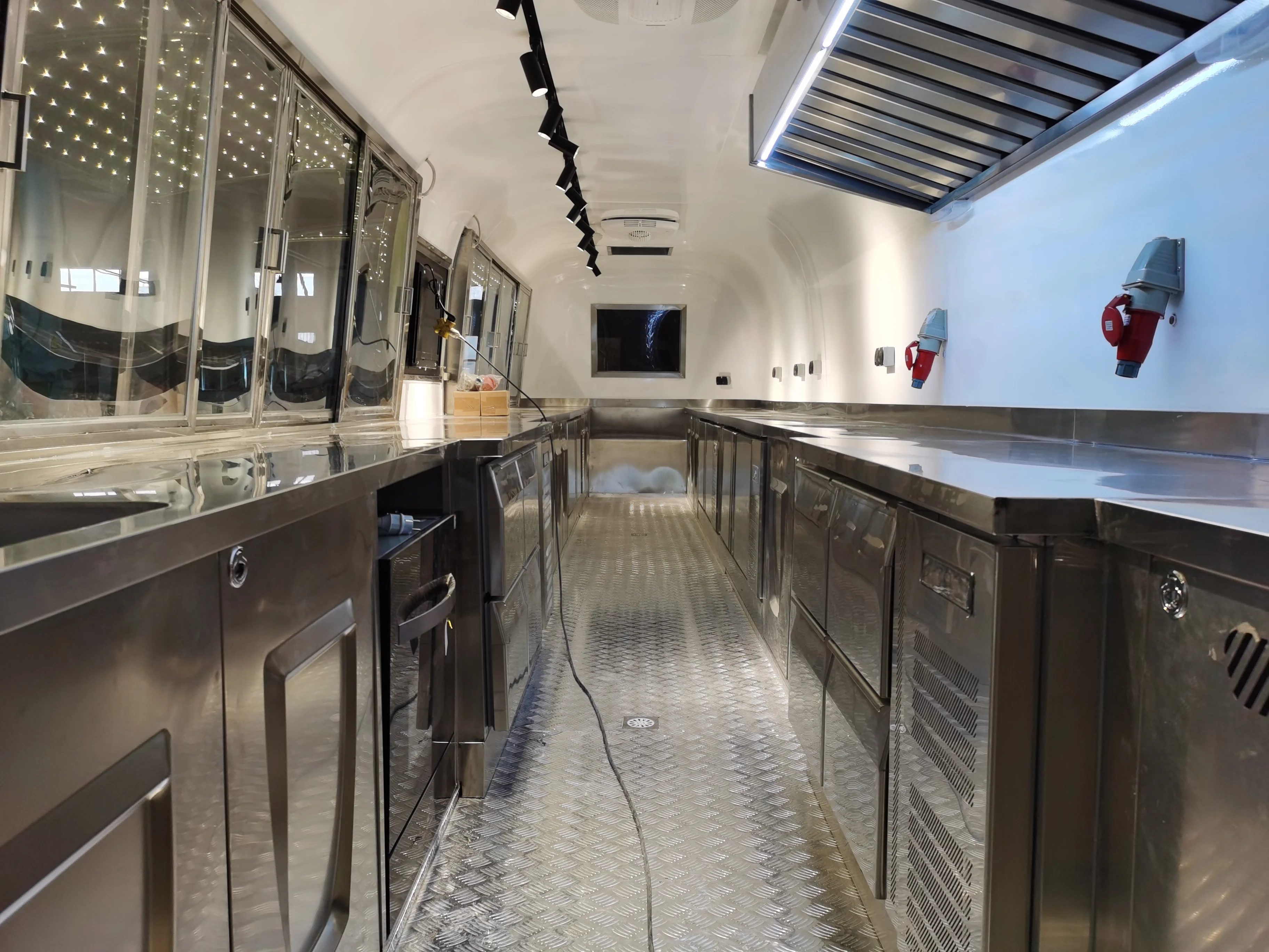 
Hot sale 9m long airstream coffee food trailer mobile catering trucks breakfast food carts for sale Germany 