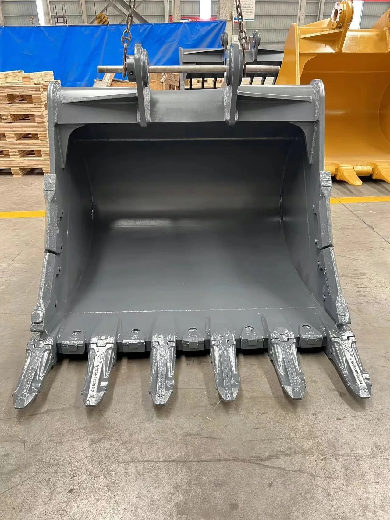 Excavator Bucket Durable High Efficient Rock Bucket for Construction Machinery PC300(XAR Wear Steel Plate)