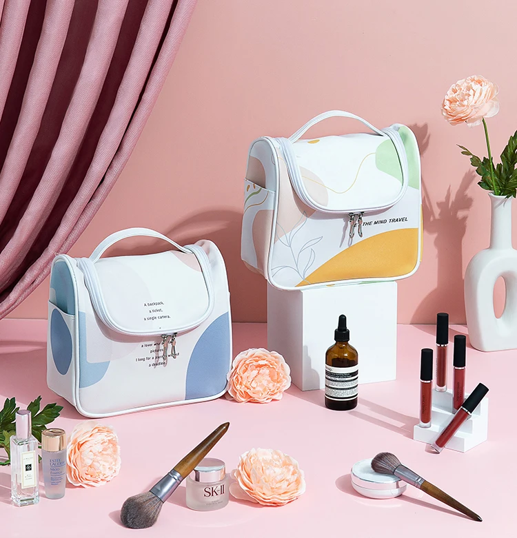 cheap wholesale professional waterproof beautiful cosmetic bag make up organizer bag travel with PVC