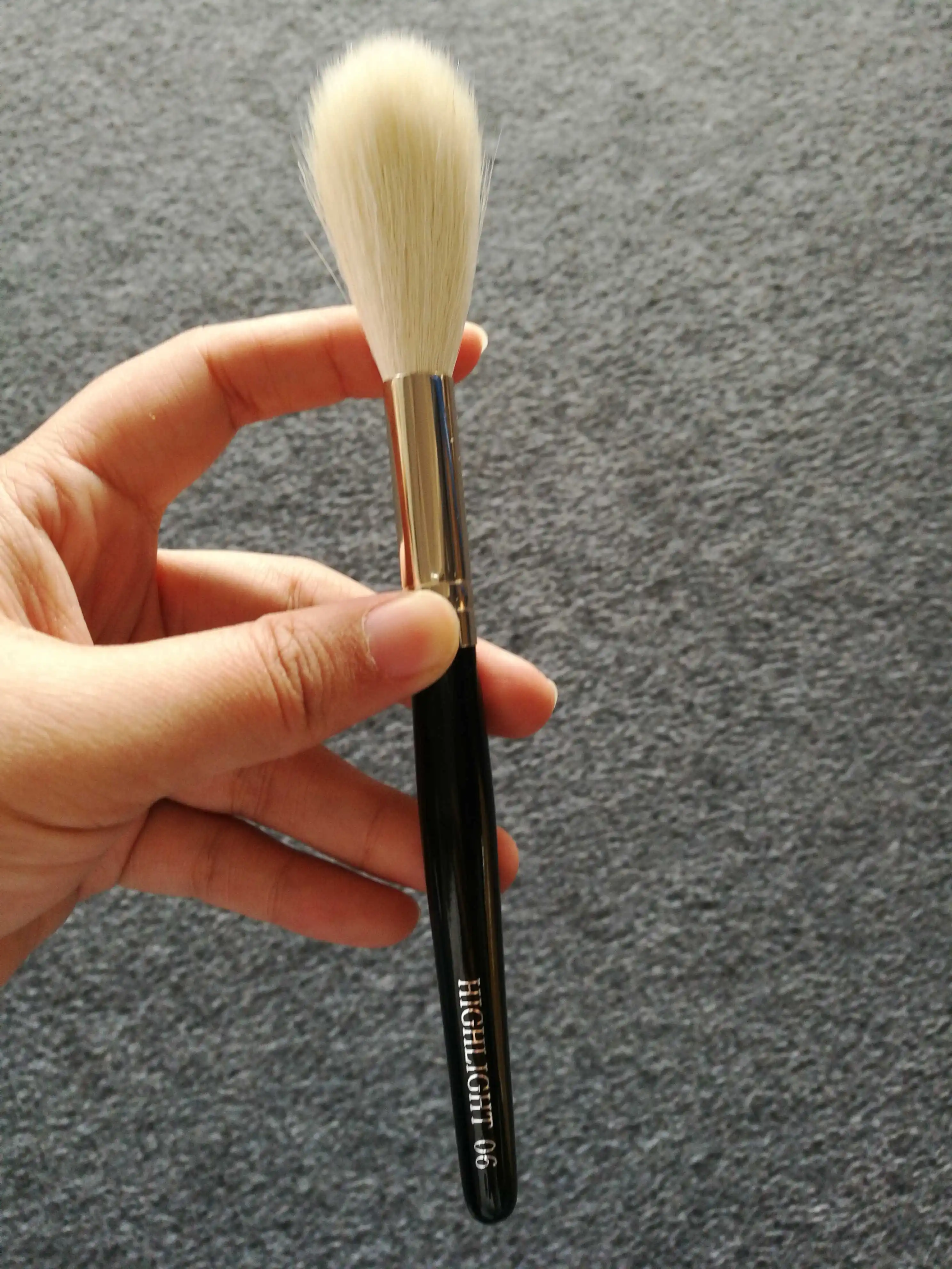 BEILI высококачественная кисть для хайлайтера из козьей шерсти, белая натуральная Кисть для макияжа с логотипом, производство кистей для макияжа, бесплатные образцы, 1 шт.