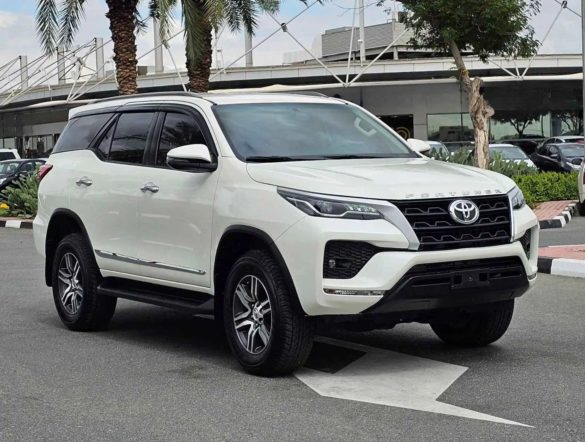 Доступные и эффективные подержанные автомобили TOYOTA FORTUNER E X.R 2.7L бензин 4WD 2021 модельного года белые в хорошем состоянии готовы к работе