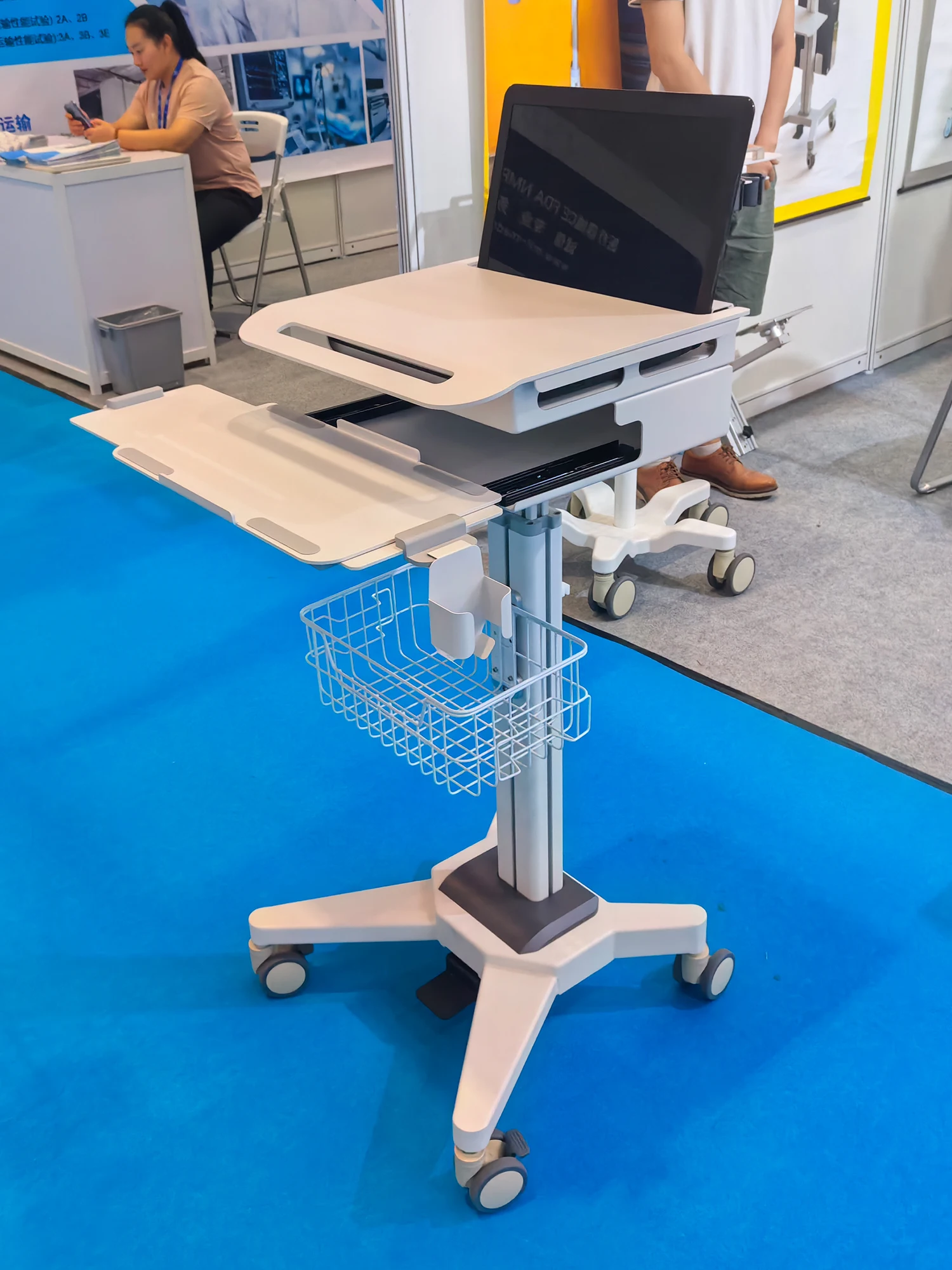 NBRIDGE Pneumatic lifting height adjustment laptop cart/medical workstation/Medical Rolling stand