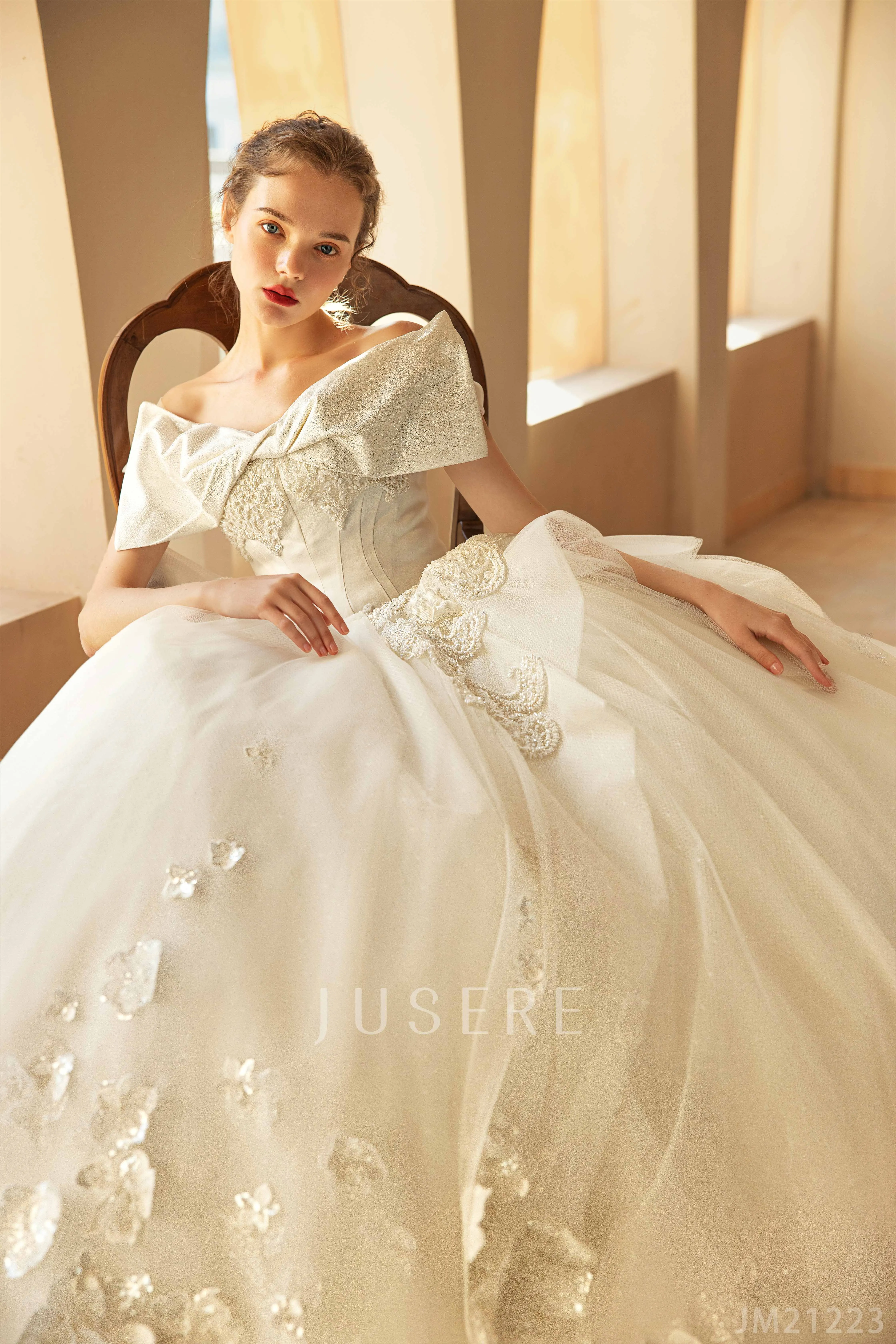 Потрясающие уникальные свадебные платья с кружевной аппликацией и длинным шлейфом