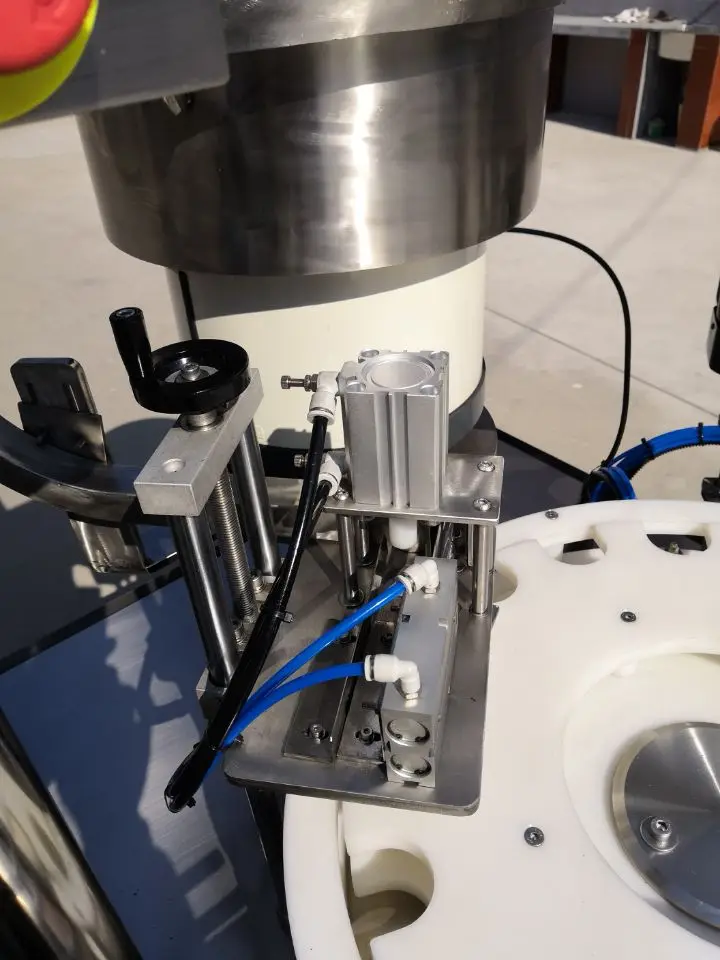 High precision oral liquid / syrup liquid pump filling capping machine