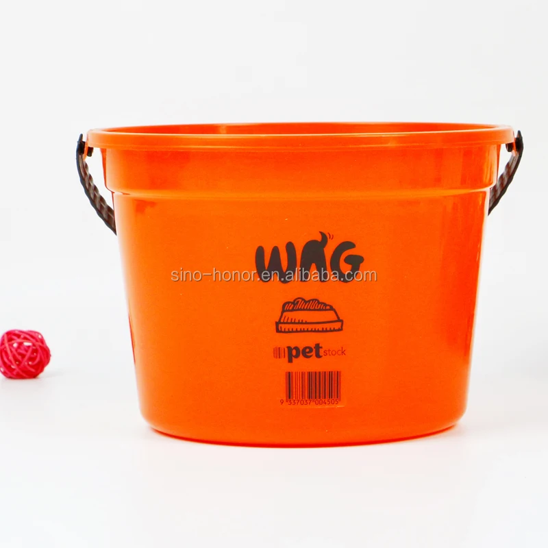  Пластиковые предметы первой необходимости в пластиковом ведре