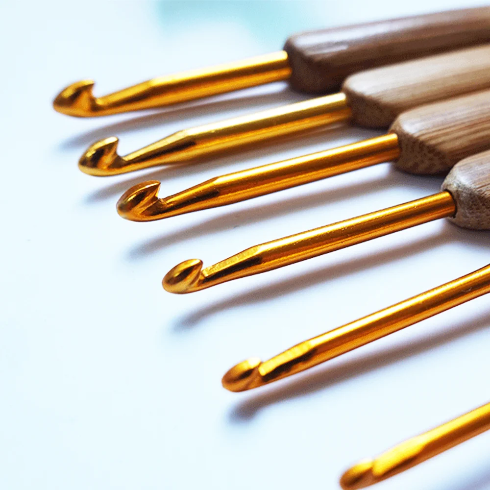 Professional Crochet Hook Set Aluminum Crochet Needle With Bamboo Handle With Low Price