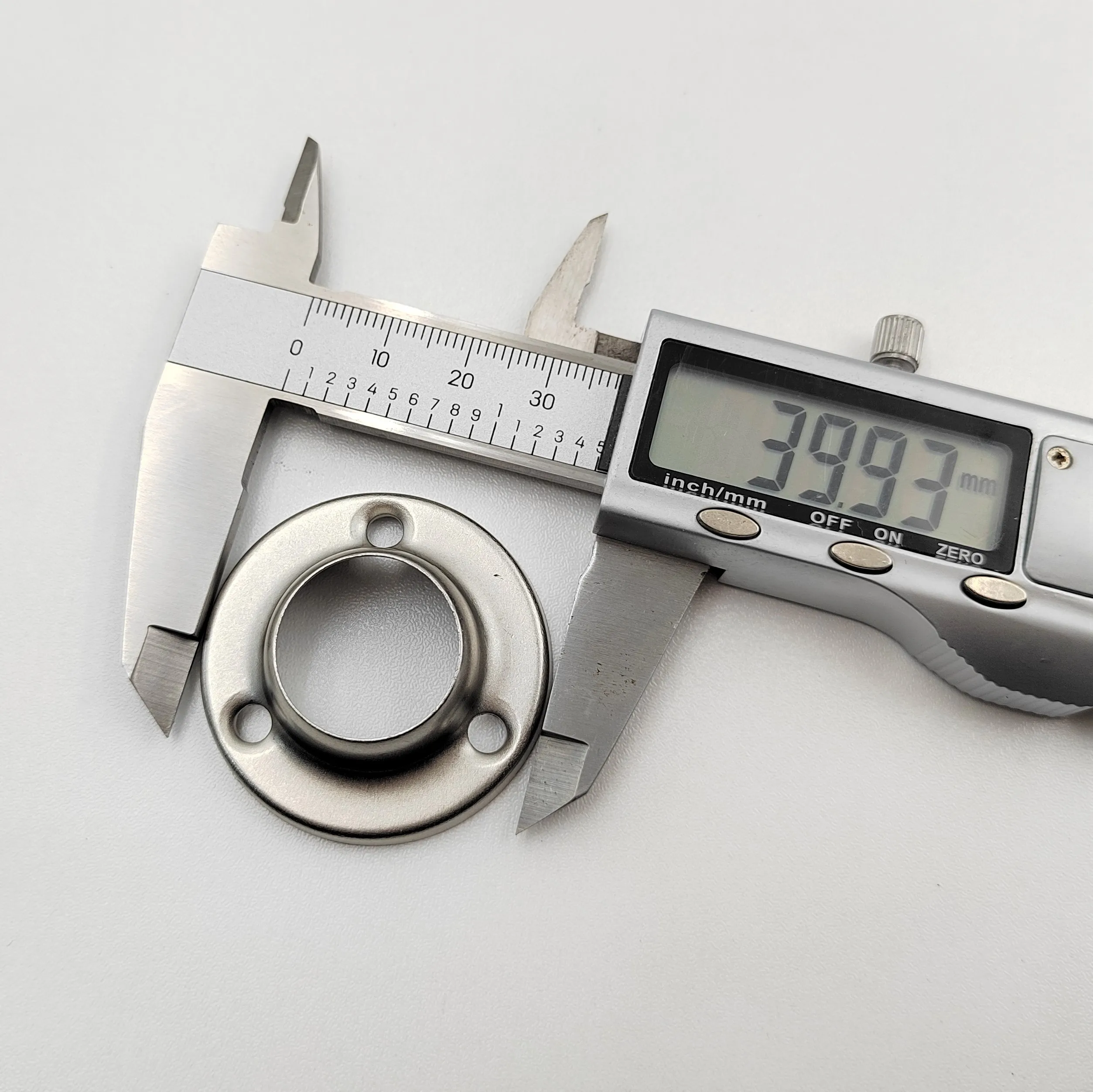 high-quality 19mm Round Type Wardrobe Pipe Flange  Wardrobe Hanger Clamp Furniture Tube Support