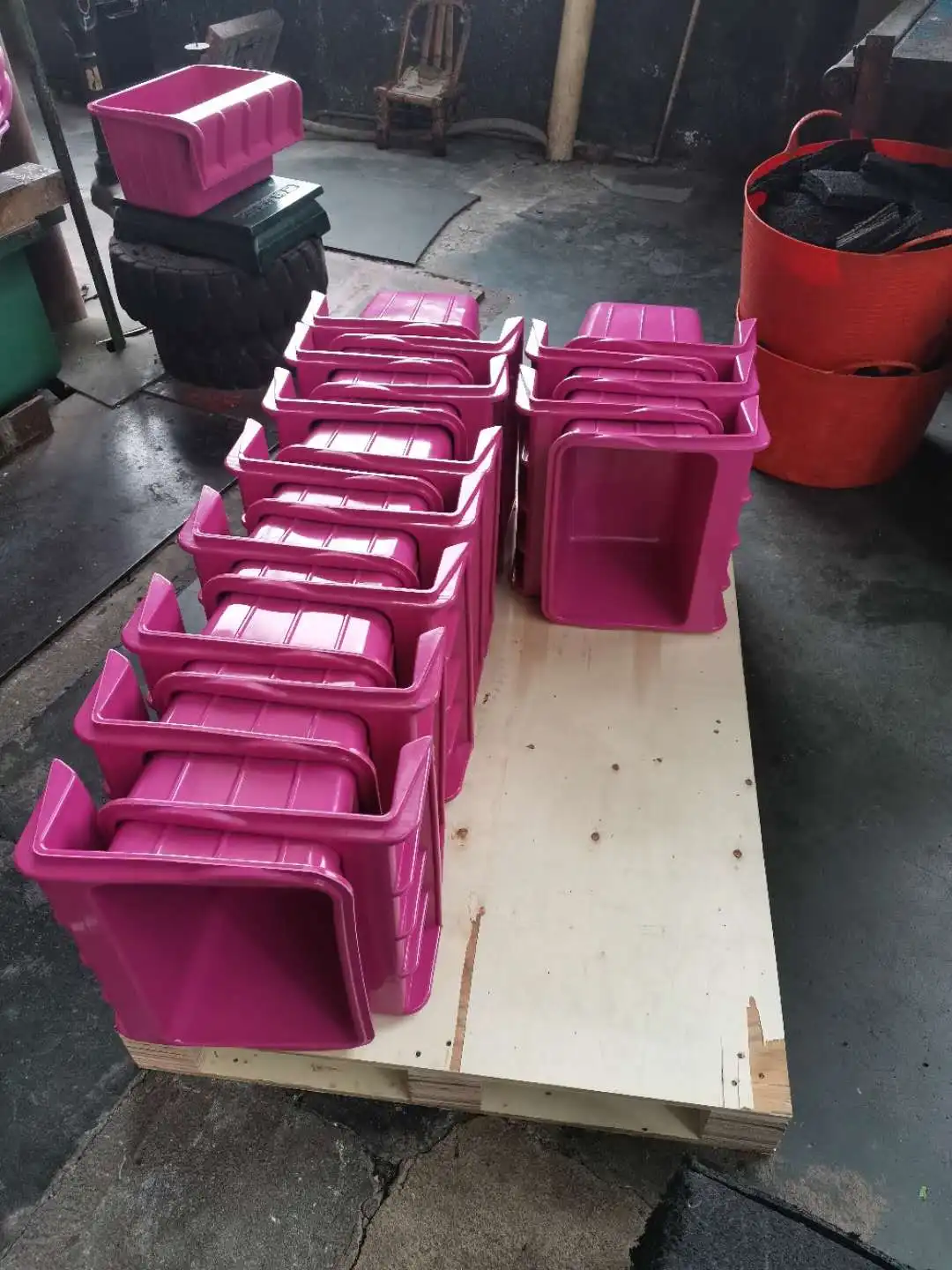 Fiber Reinforced Horse feeder equipment Hanging Manger rubber bucket