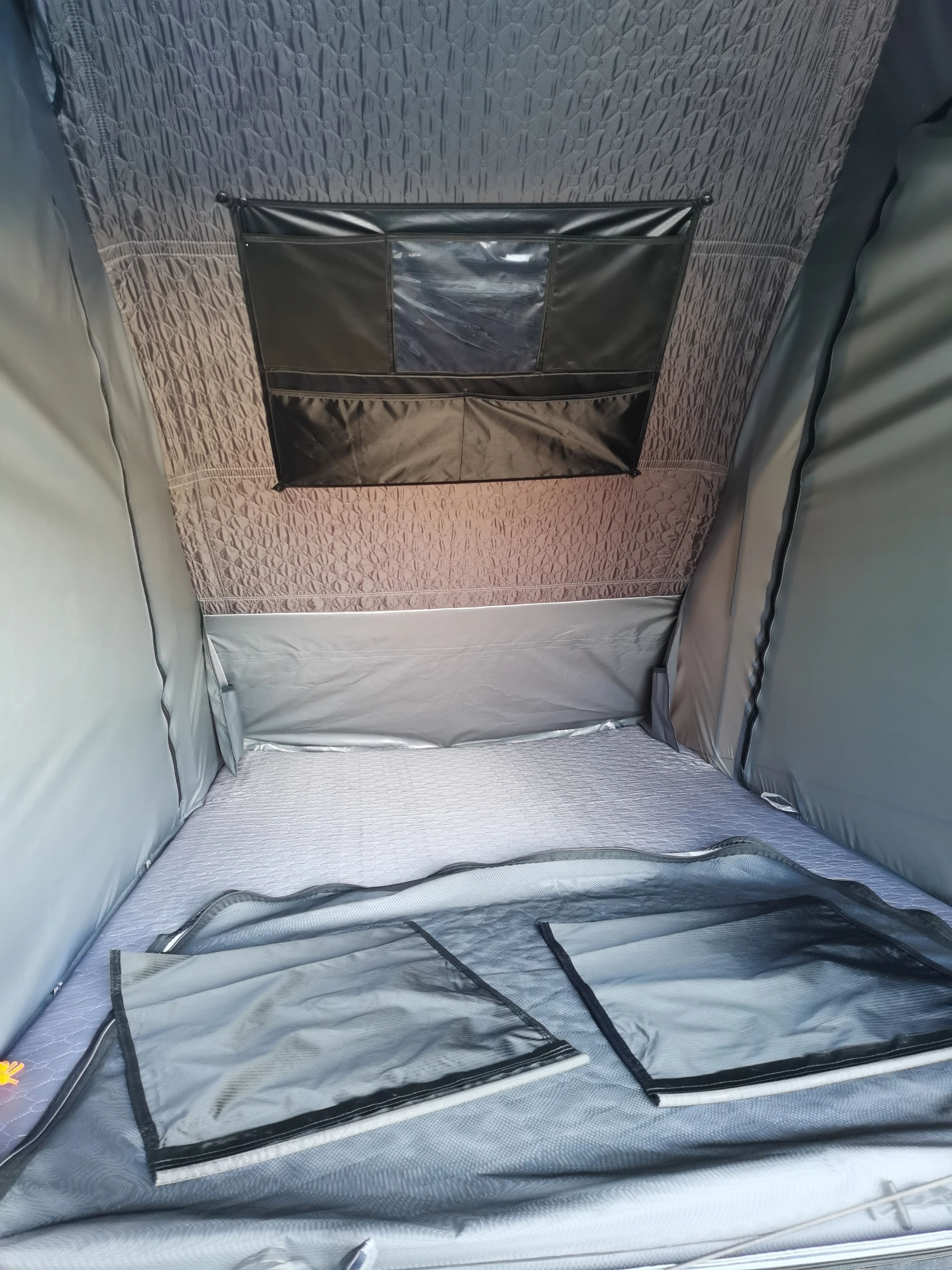 Factory supply 1.3m Triangle Hard shell roof top tent SUV camping outdoor Hard Shell roof tent outdoor camp roof top tent